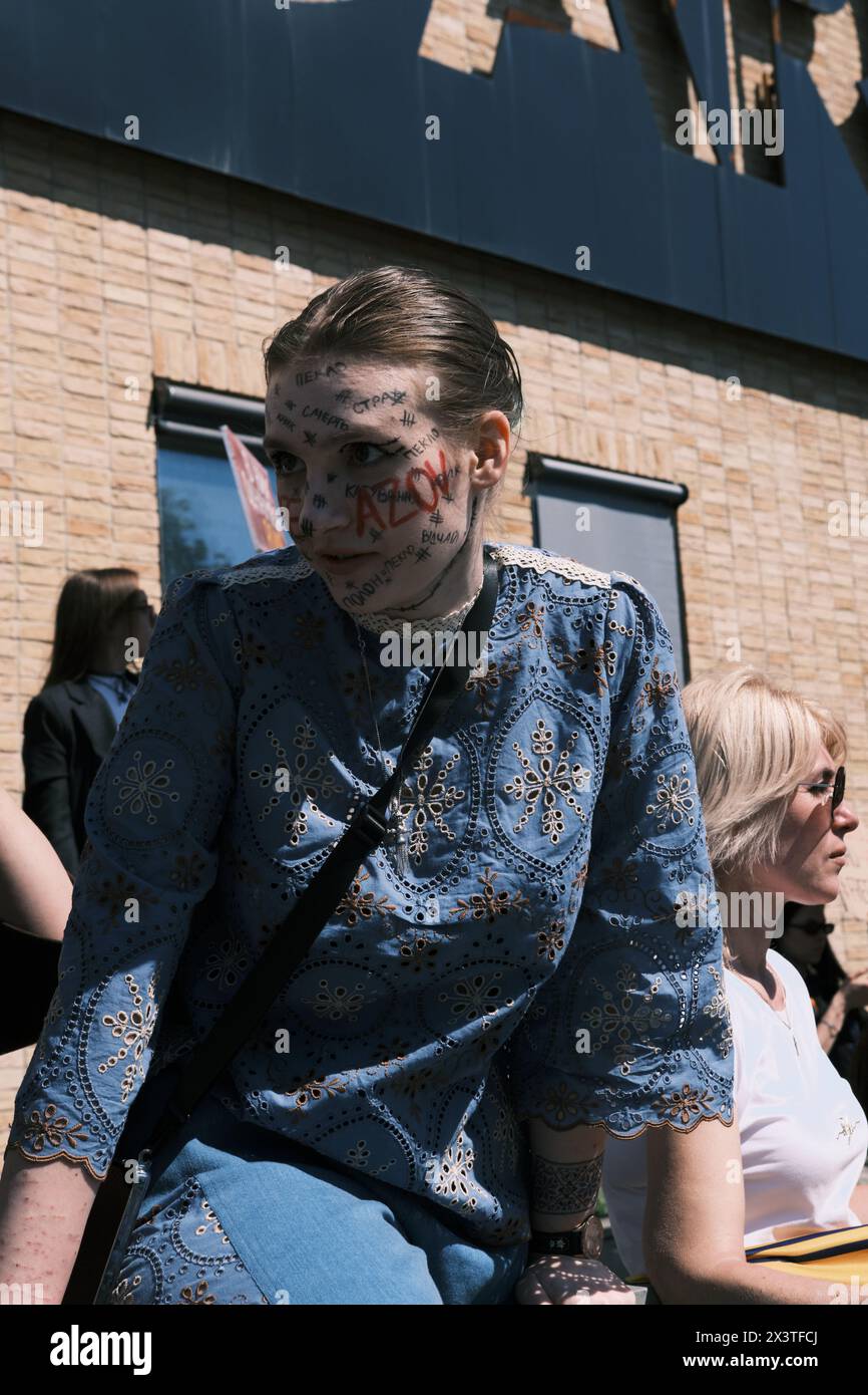 Kiev, Ucraina - 28 aprile 2024. I manifestanti ucraini sono fieri di ondare bandiere e striscioni della Brigata Azov che leggono Free Azov, illustrando unità e attivismo Foto Stock