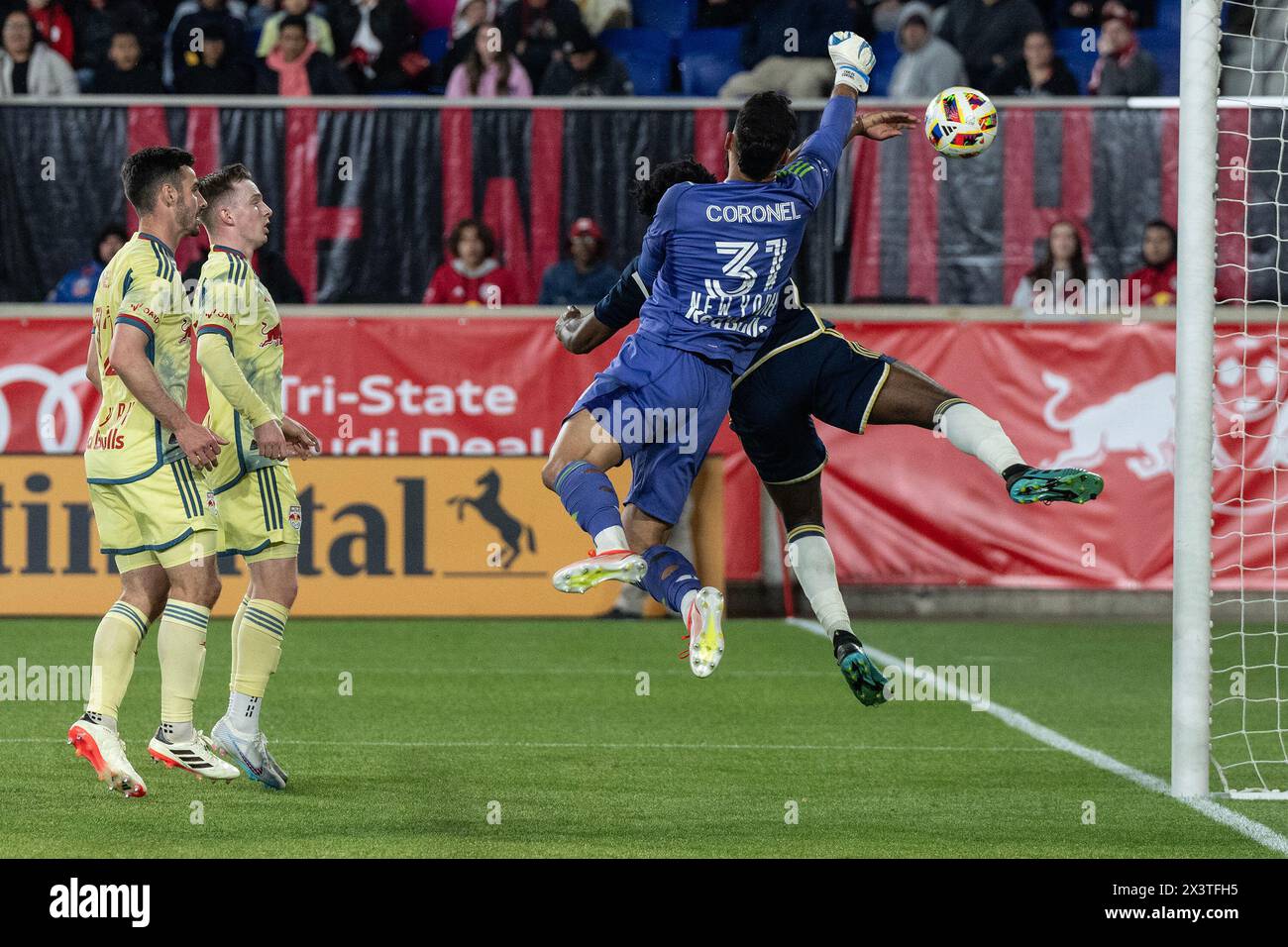 Harrison, New Jersey, Stati Uniti. 27 aprile 2024. Il portiere Carlos Coronel (31) dei Red Bulls salvò durante la gara di stagione regolare della MLS contro i Whitecaps FC all'arena Red Bull di Harrison, la partita finì in pareggio 1 - 1. Ci sono state 7 cartellini gialli e una rossa tra le squadre. (Credit Image: © Lev Radin/Pacific Press via ZUMA Press Wire) SOLO PER USO EDITORIALE! Non per USO commerciale! Foto Stock