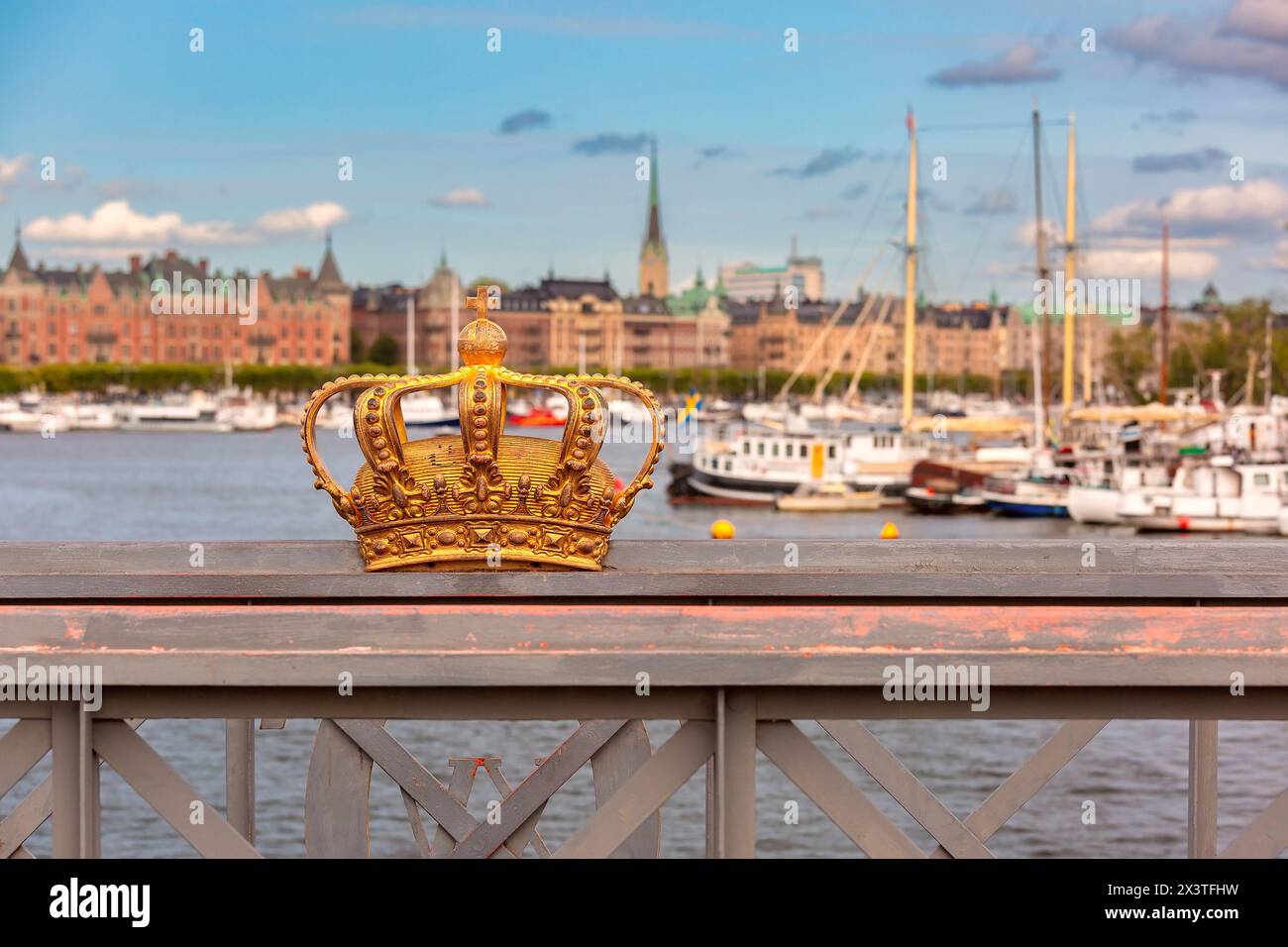 Skeppsholmsbron, Skeppsholm Bridge, con la famosa Corona d'Oro a Stoccolma, Svezia Foto Stock