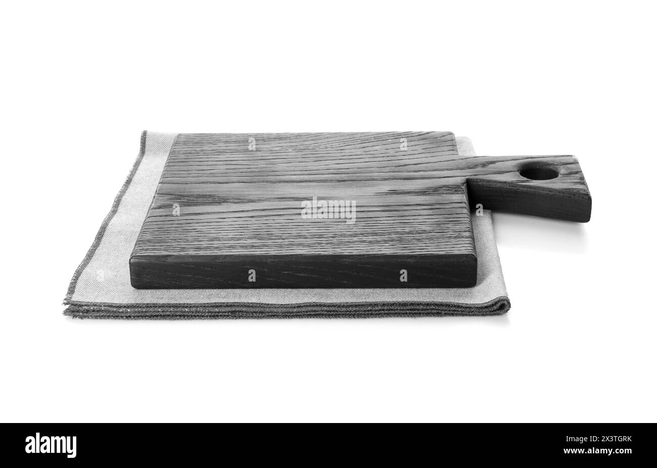 Tagliere in legno nero e tovagliolo isolati su bianco Foto Stock