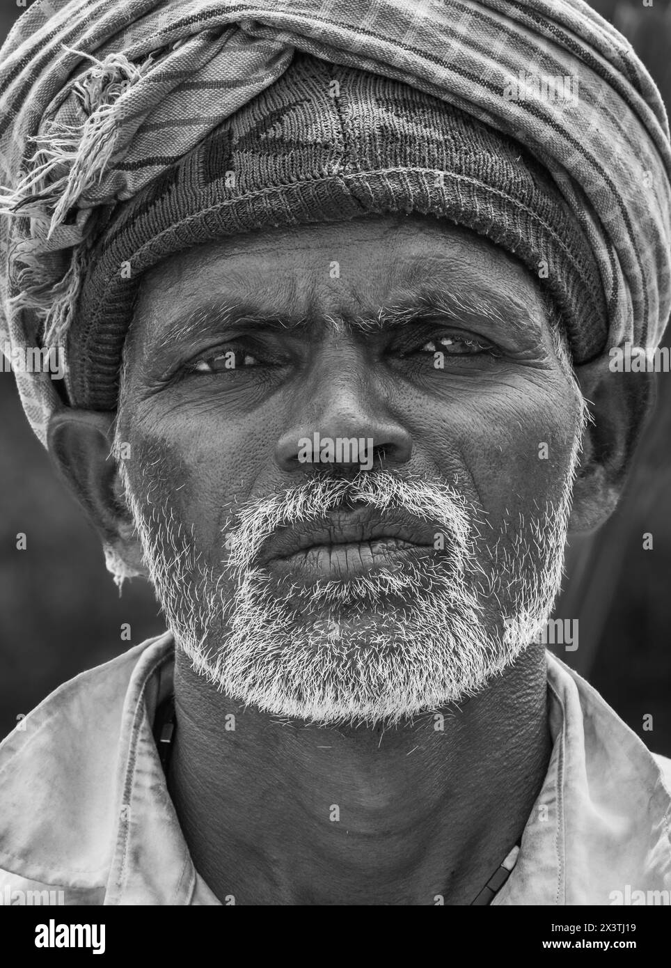 Ritratto di un vecchio pastore con turbante in India. Pastore indiano con costume tradizionale. Primo piano. Goa, India gennaio 19,2024 Foto Stock
