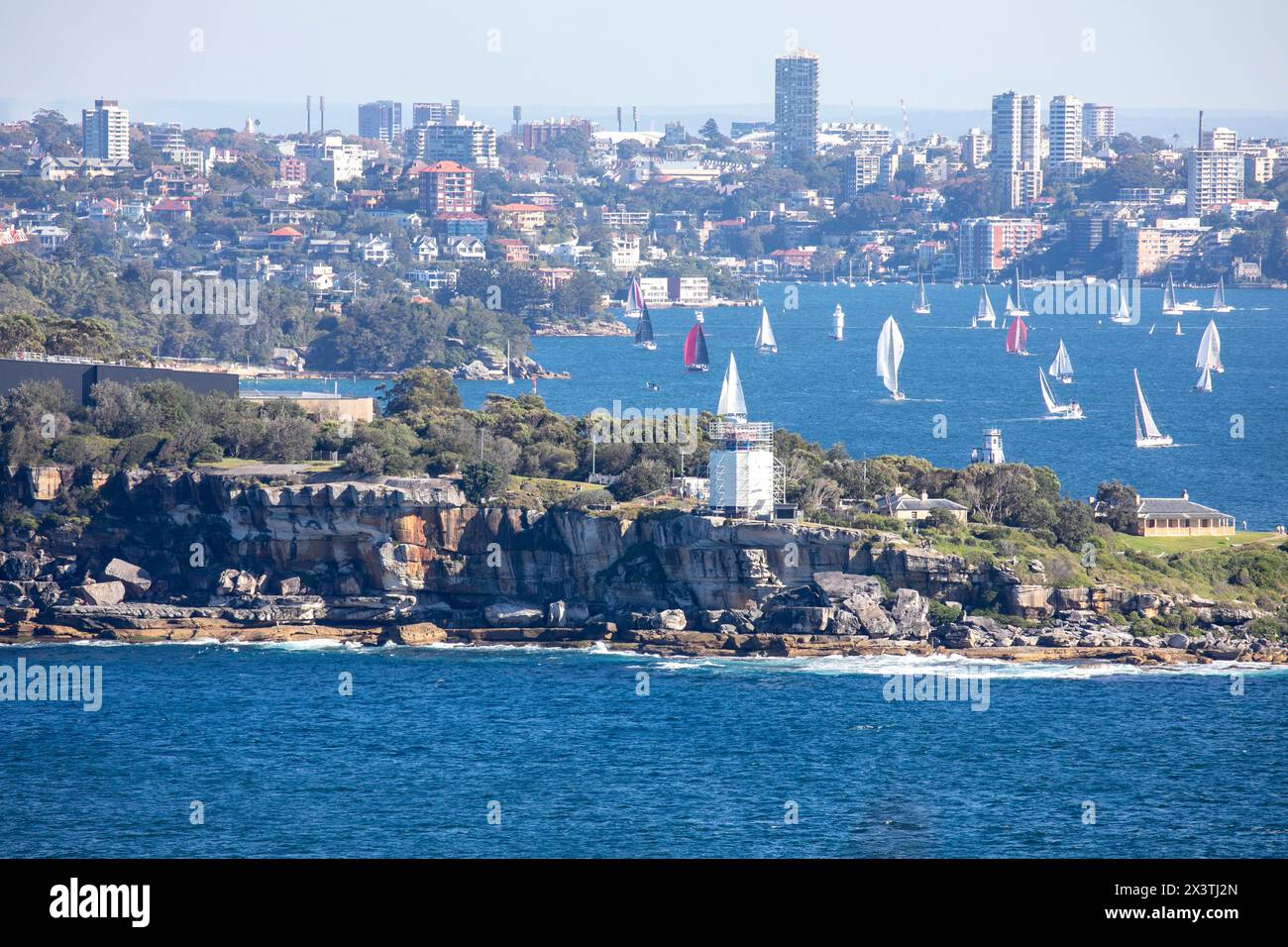 Porto di Sydney, yacht a vela nel porto al largo della costa di Watsons Bay con il sobborgo di Point Piper in lontananza, Sydney, NSW, Australia Foto Stock