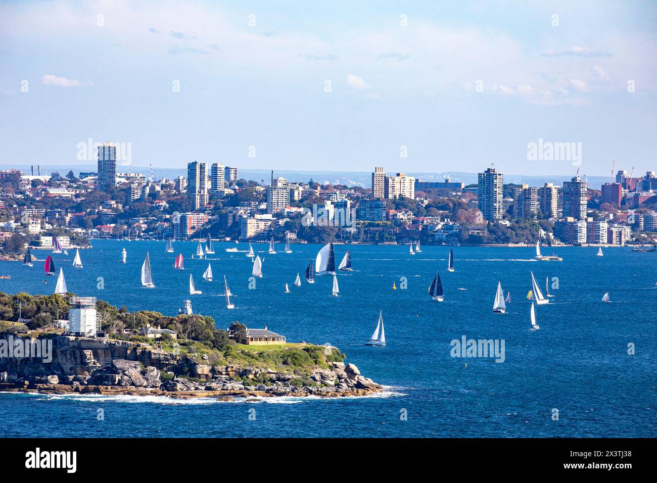 Barche a vela sul porto di Sydney, vista da nord, attraversate le teste sud e il porto verso Point Piper e Rose Bay, Sydney, NSW, Australia Foto Stock