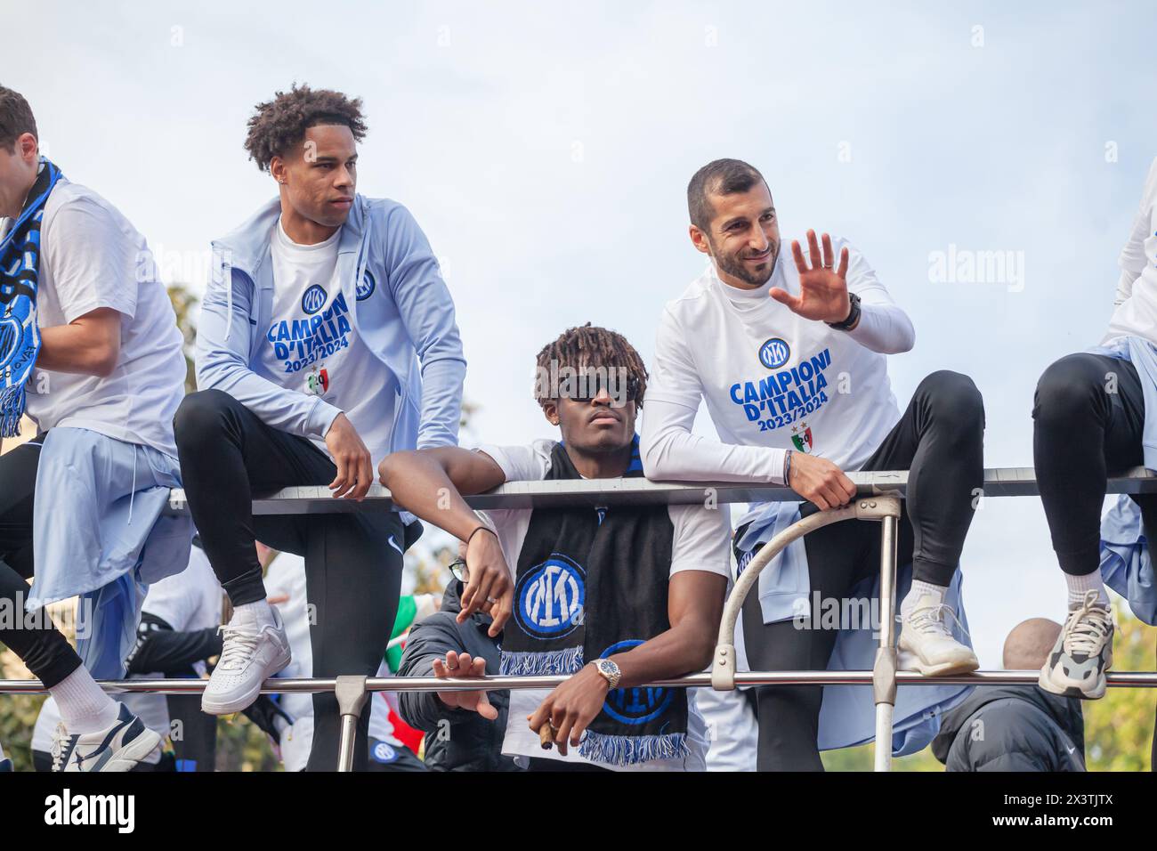 MILANO, ITALIA - 28 APRILE 2024: I giocatori del FC Internazionale festeggiano sul bus scoperto con i tifosi durante la vittoria del campionato di serie A. Foto Stock