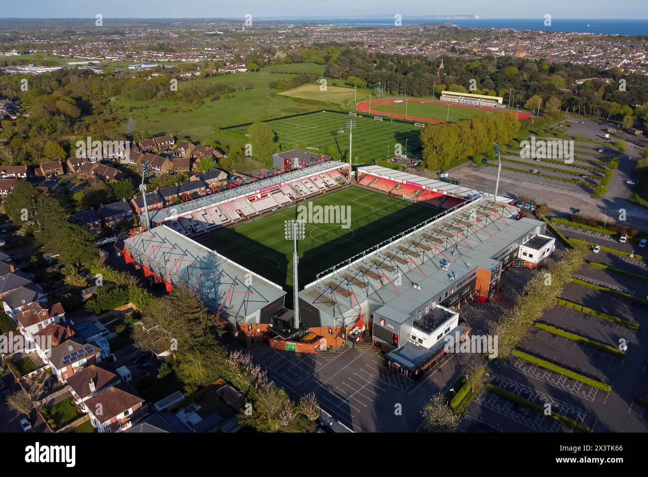 Bournemouth, Dorset, Regno Unito. 28 aprile 2024. Vista aerea generale del Vitality Stadium, sede della squadra inglese di Premier League AFC Bournemouth, al Kings Park di Bournemouth nel Dorset. Crediti fotografici: Graham Hunt/Alamy Live News Foto Stock