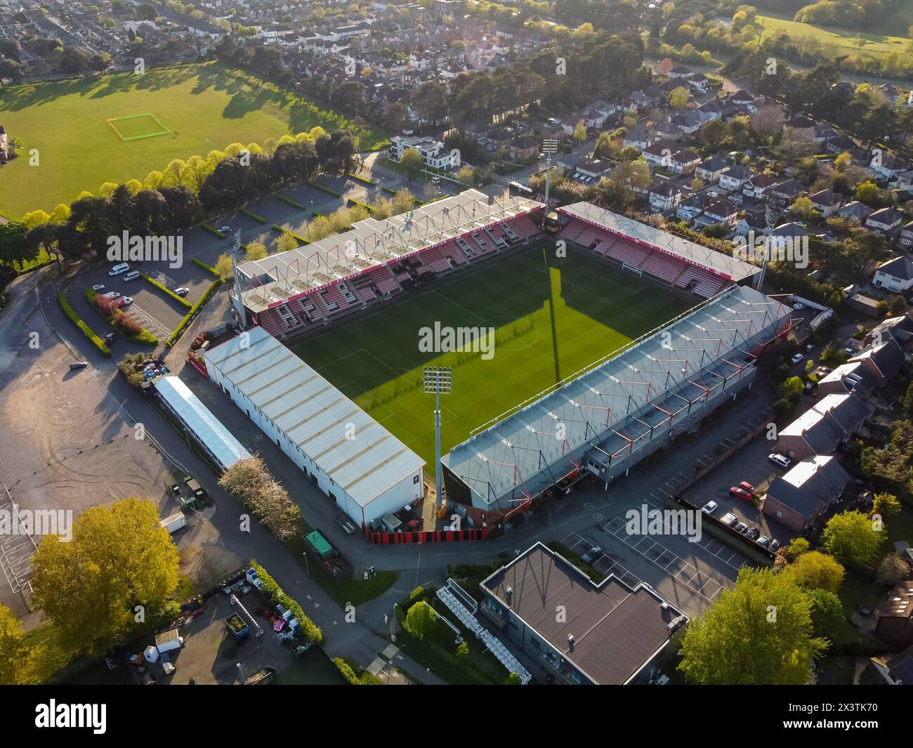 Bournemouth, Dorset, Regno Unito. 28 aprile 2024. Vista aerea generale del Vitality Stadium, sede della squadra inglese di Premier League AFC Bournemouth, al Kings Park di Bournemouth nel Dorset. Crediti fotografici: Graham Hunt/Alamy Live News Foto Stock