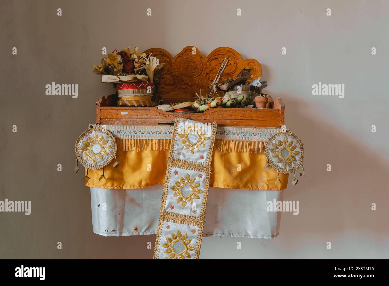 Tavola di legno sacra utilizzata per il culto da parte degli indù balinesi chiamata Pelangkiran che di solito si trova in un angolo della stanza Foto Stock