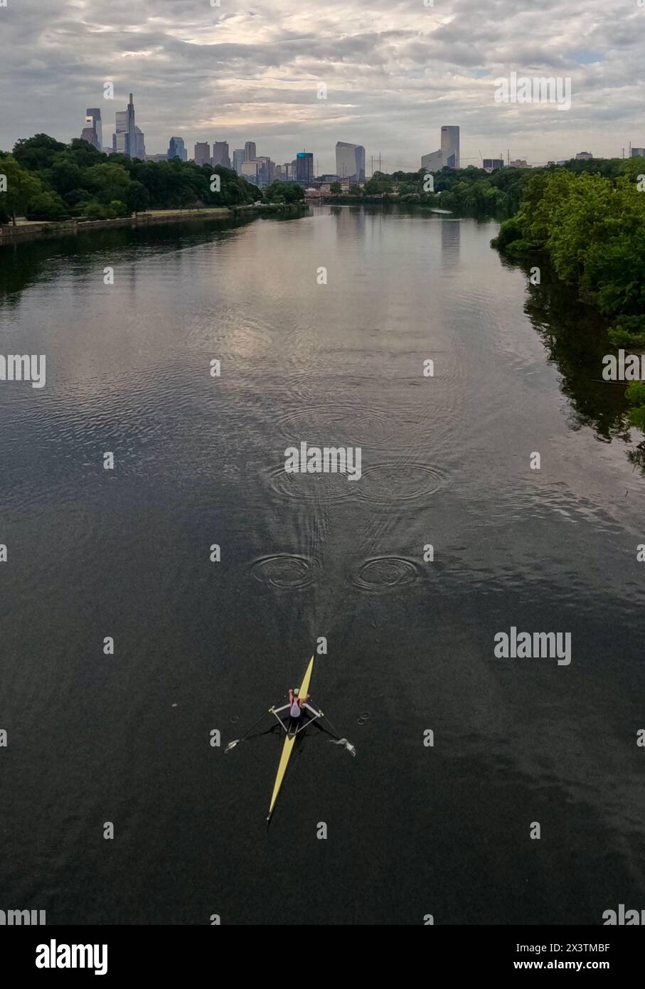 I canottieri si dirigono a nord lungo il fiume Schuylkill con lo skyline di Philadelphia alle loro spalle. Foto Stock