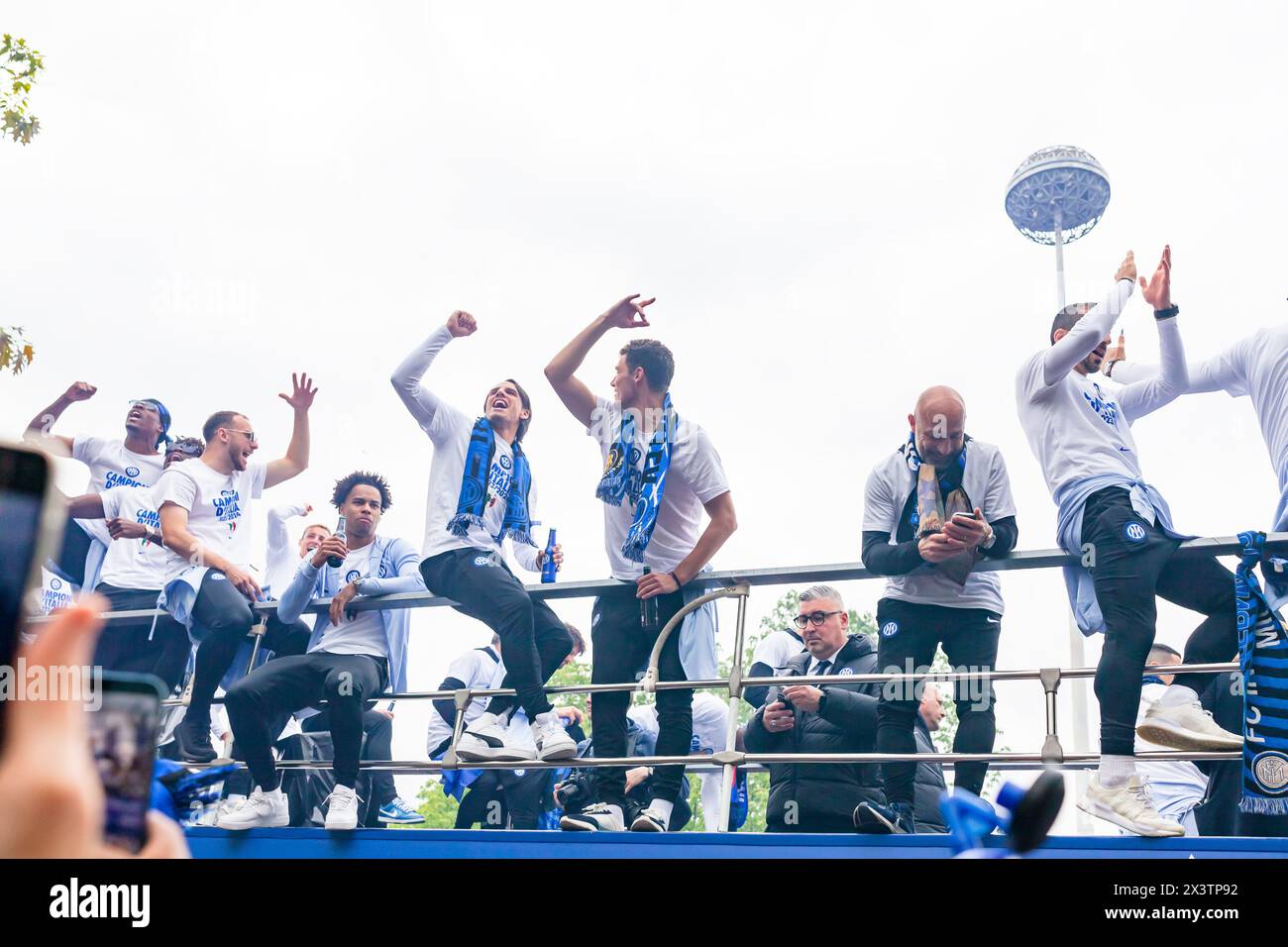 MILANO, ITALIA - 28 APRILE 2024: I giocatori del FC Internazionale festeggiano sul bus scoperto con i tifosi durante la vittoria del campionato di serie A. Foto Stock
