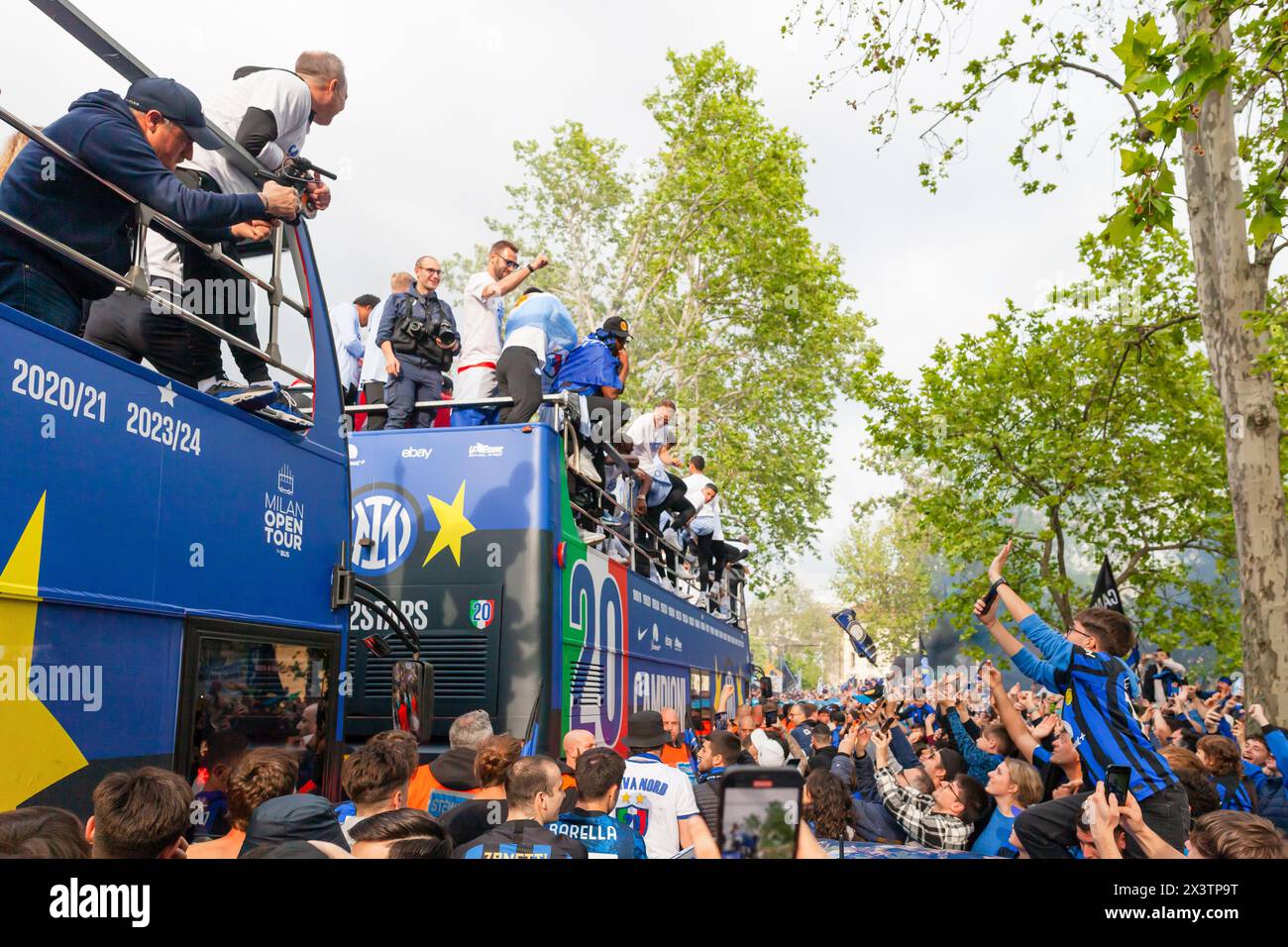 MILANO, ITALIA - 28 APRILE 2024: I giocatori del FC Internazionale festeggiano sul bus scoperto con i tifosi durante la vittoria del campionato di serie A. Foto Stock