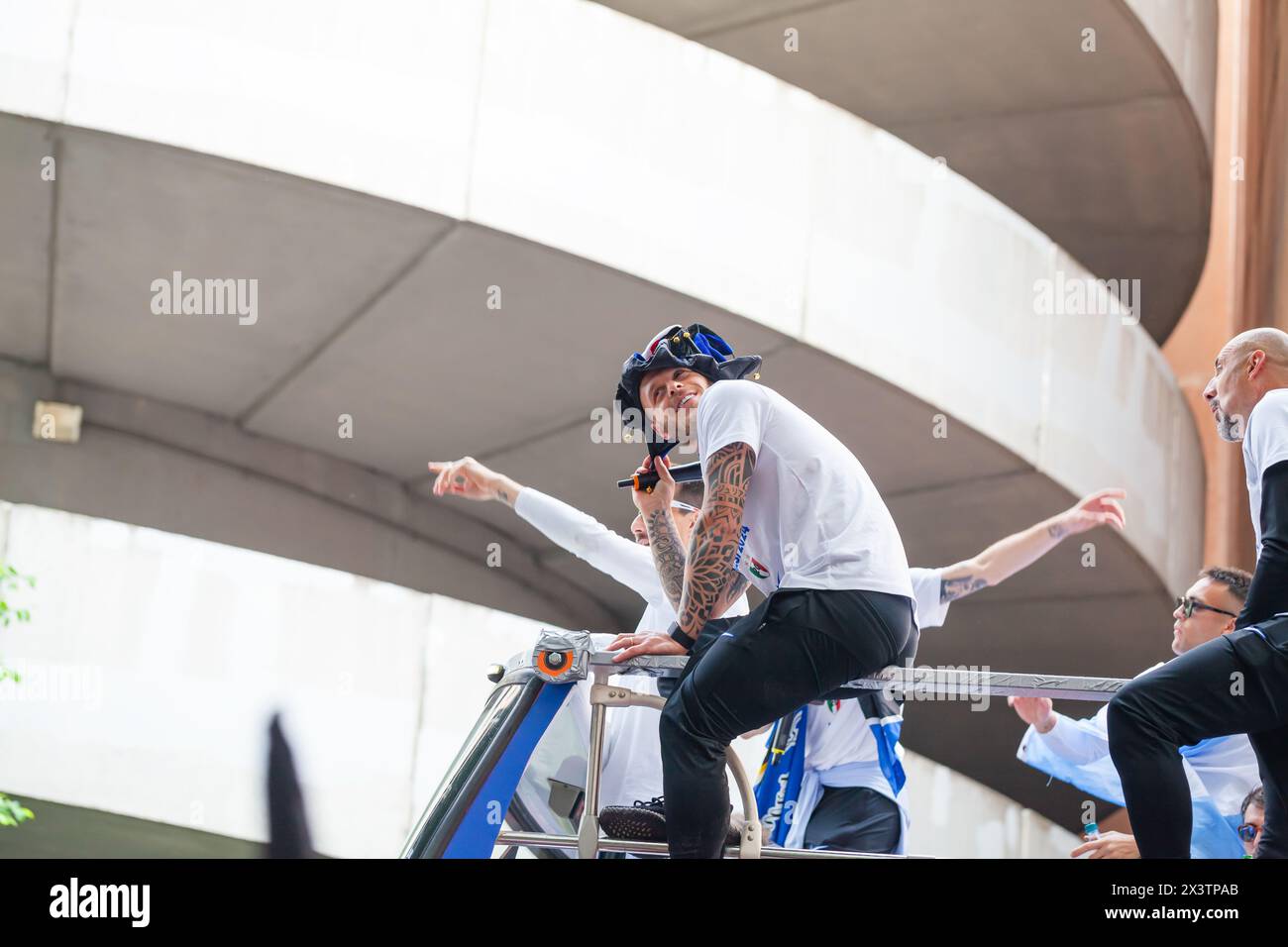 MILANO, ITALIA - 28 APRILE 2024: I giocatori del FC Internazionale festeggiano sul bus scoperto con i tifosi durante la vittoria del campionato di serie A. Foto Stock