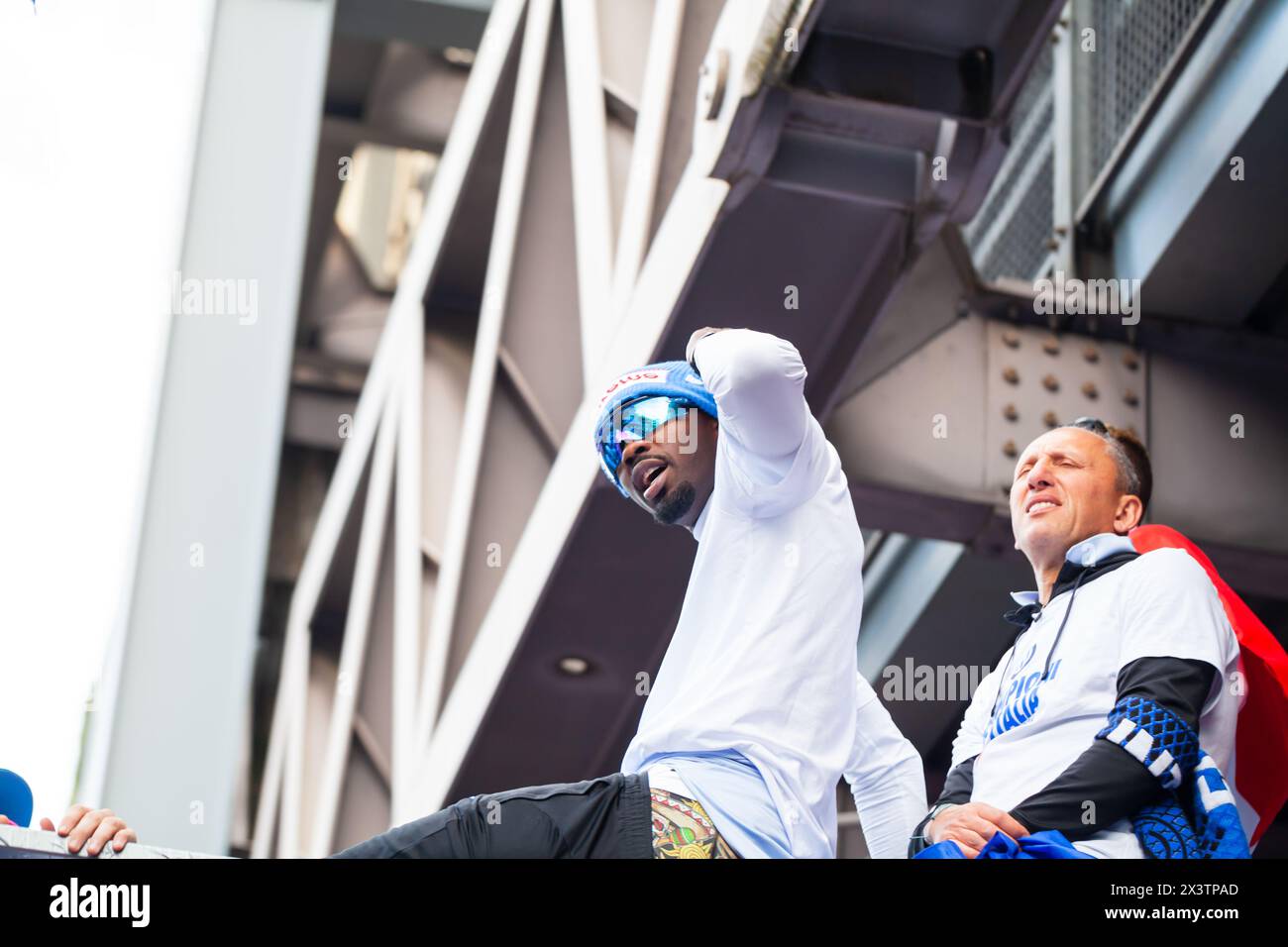 MILANO, ITALIA - 28 APRILE 2024: I giocatori del FC Internazionale festeggiano sul bus scoperto con i tifosi durante la vittoria del campionato di serie A. Foto Stock