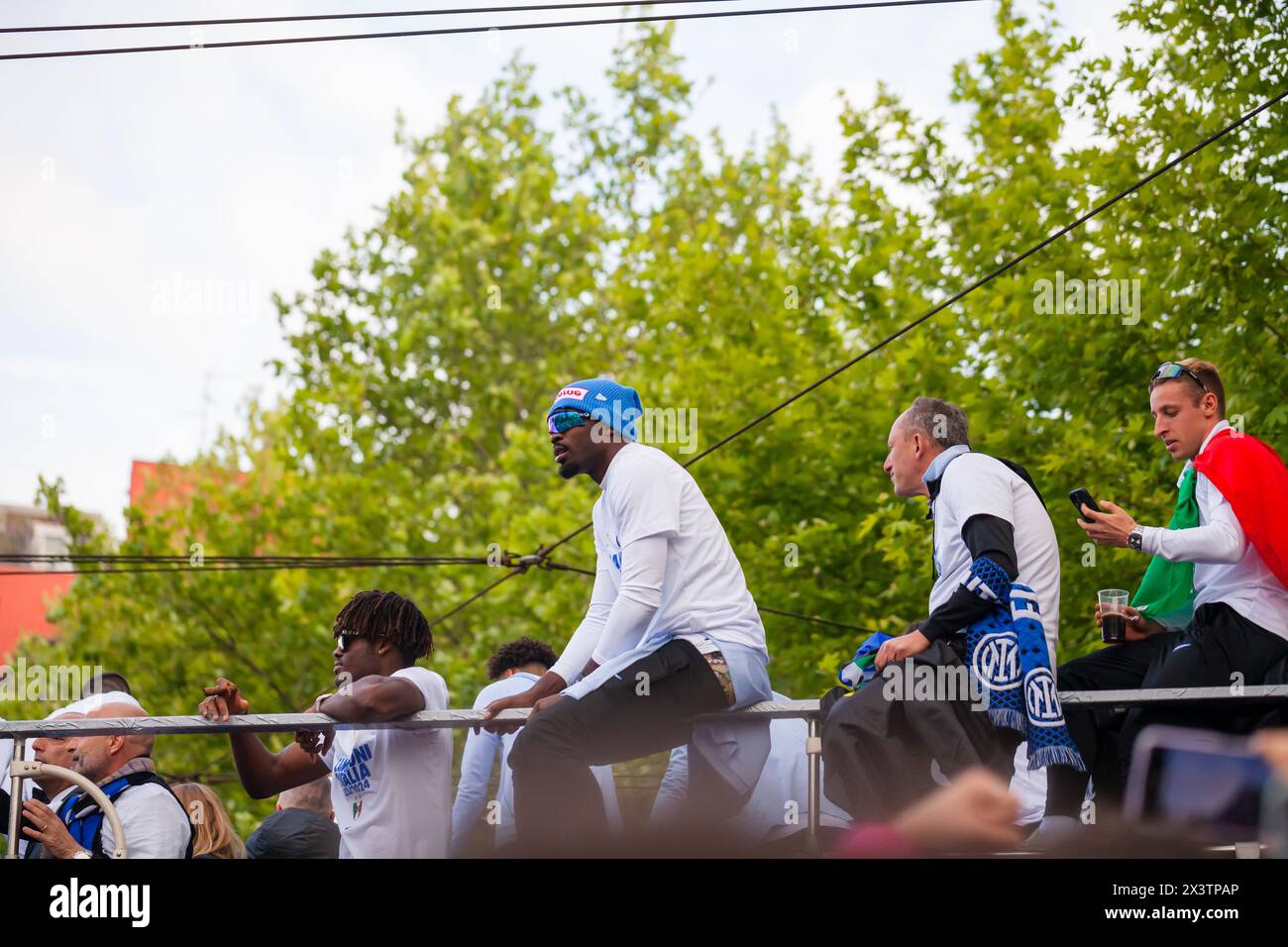 MILANO, ITALIA - 28 APRILE 2024: I giocatori del FC Internazionale festeggiano sul bus scoperto con i tifosi durante la vittoria del campionato di serie A. Foto Stock