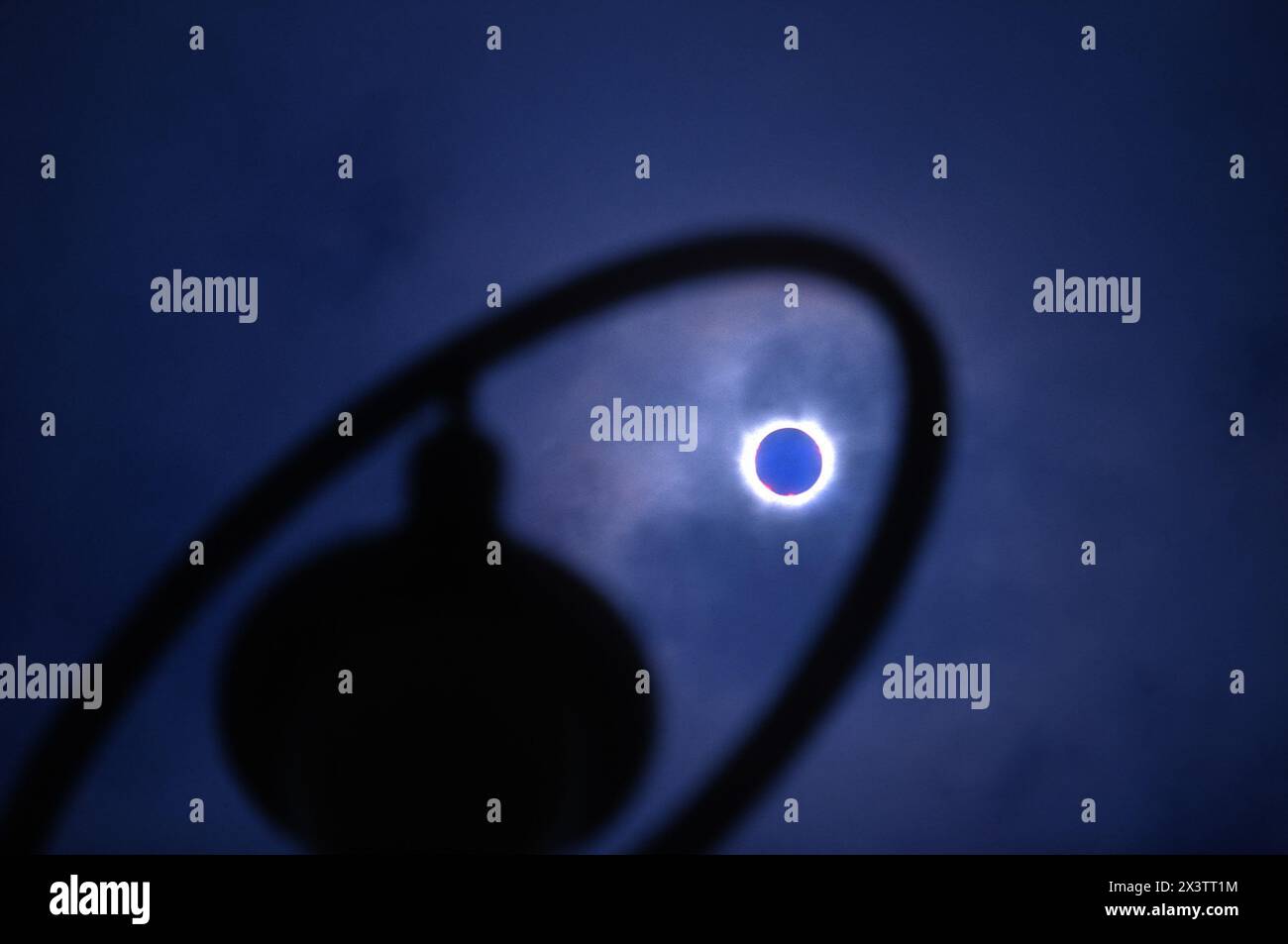 Eclissi di sole incorniciata da un semaforo alle 12.37, 11/8/1999, Monaco di Baviera, Germania Foto Stock