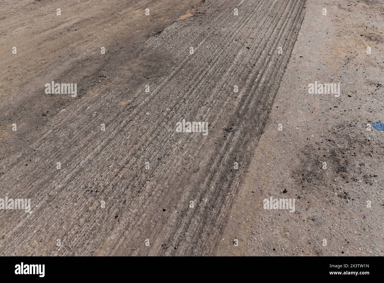 riparazione dell'asfalto in primo piano sulla strada, restauro di nuovo asfalto sull'autostrada Foto Stock