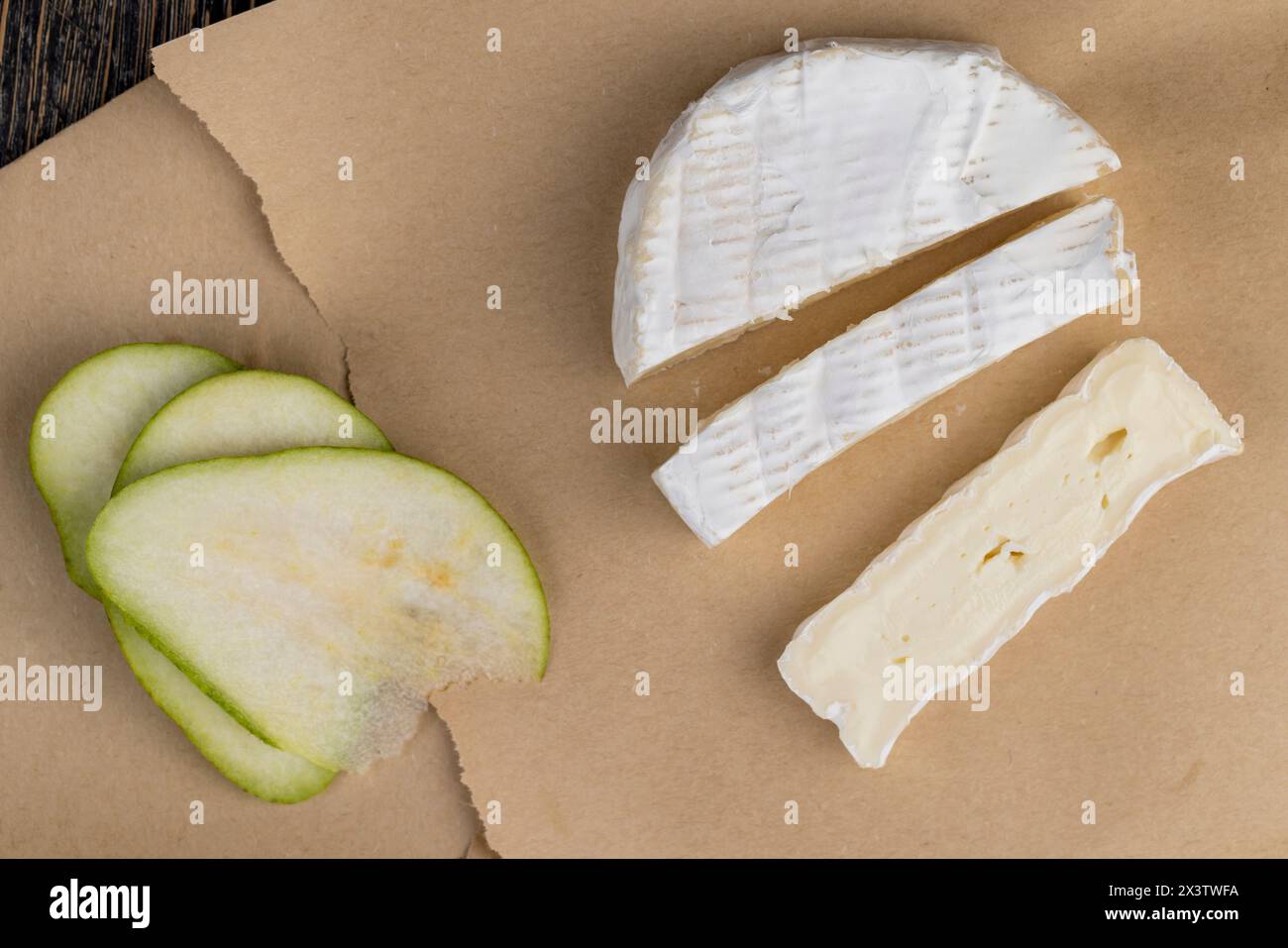 formaggio morbido lavorato con muffa bianca sul tavolo, formaggio bianco a fette con primo piano di muffa Foto Stock
