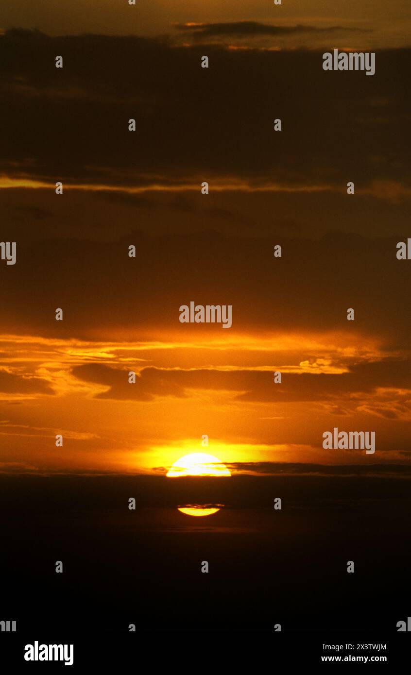 Alba nuvolosa Foto Stock
