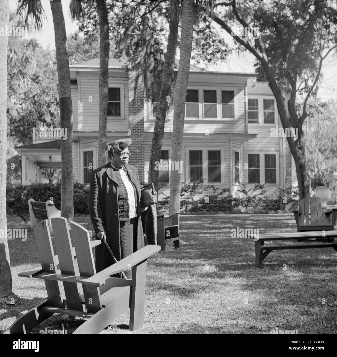 Mary McLeod Bethune, fondatrice ed ex presidente del Bethune-Cookman College, cammina fino alla cappella della domenica pomeriggio a Bethune-Cookman a Daytona Beach, Florida, nel gennaio 1943. (USA) Foto Stock