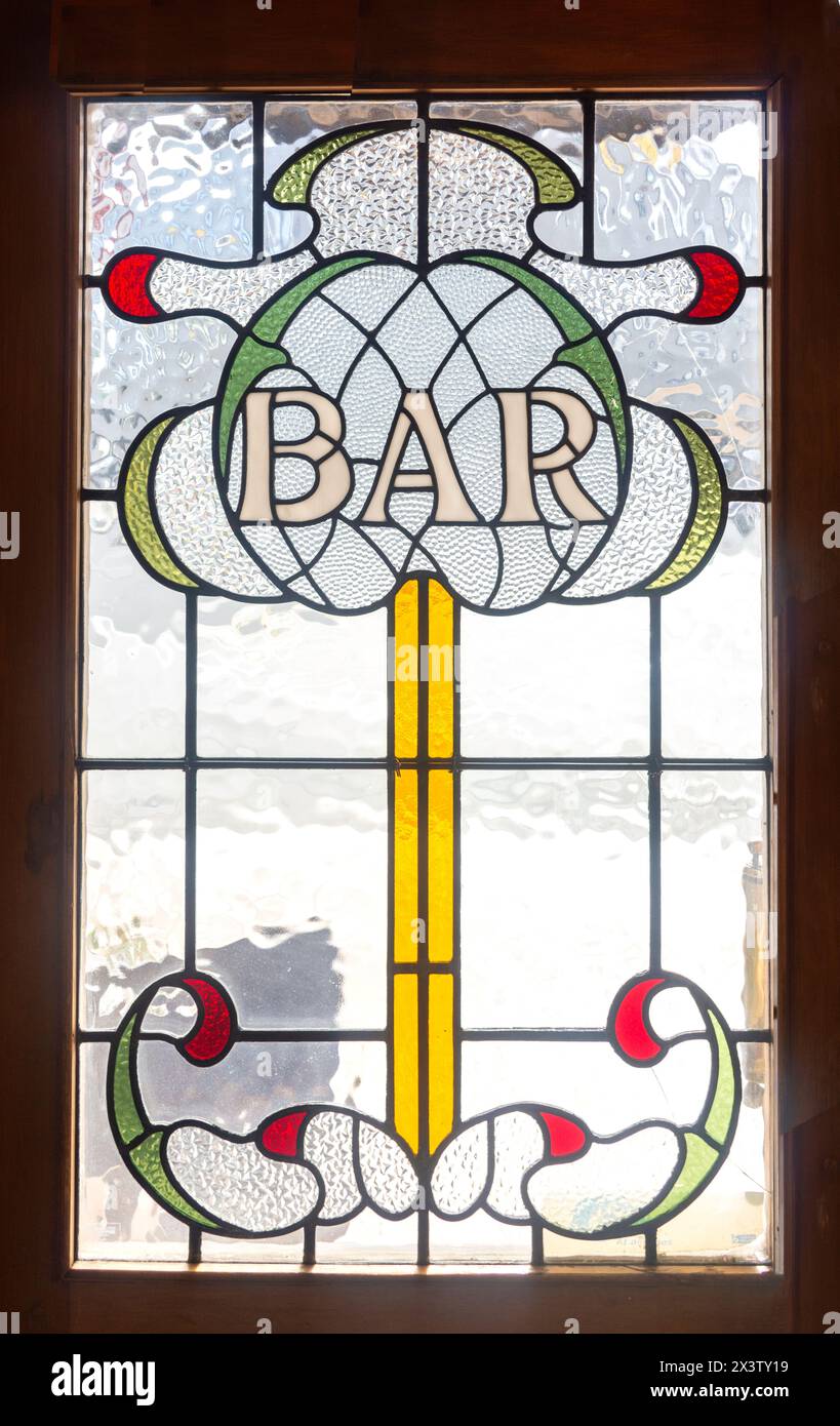 Cartello bar in vetro colorato presso l'Art Deco Law Courts Hotel, Stuart Street, Dunedin Central, Dunedin (Ōtepoti), Otago, nuova Zelanda Foto Stock
