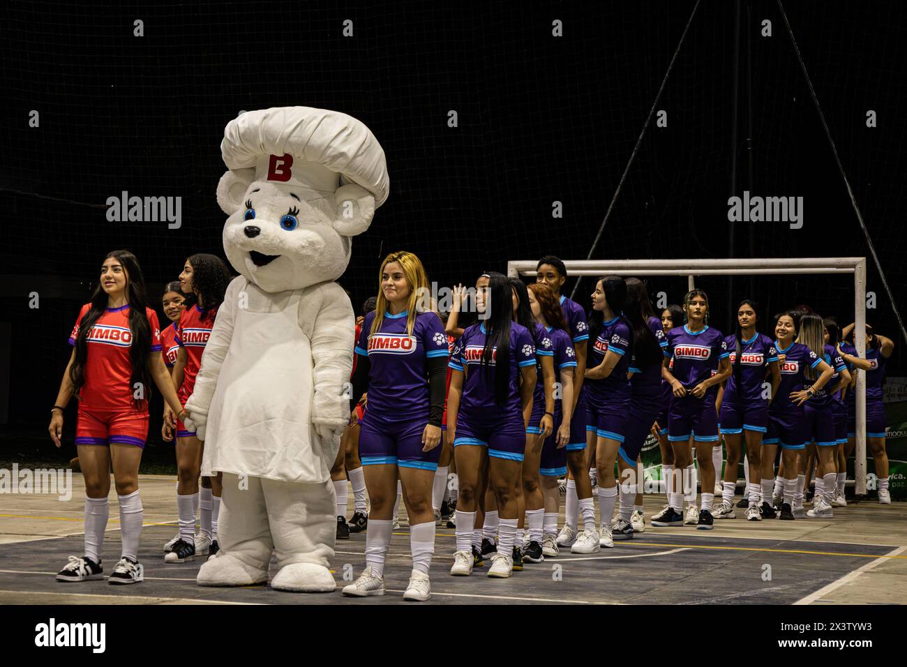 Medellin, Colombia. 25 aprile 2024. Diverse donne giocatrici e membri partecipano all'evento bimbo - Champions of Dreams - Campeonas de Sueños, dove circa 1800 ragazze provenienti da comunità vulnerabili beneficeranno della promozione dell'equità, dello sviluppo olistico, della nutrizione e dell'attività fisica. Il programma si concentra sul calcio femminile, sull'equità di genere e sull'educazione alla salute ormonale. Con un'enfasi sui valori e l'uguaglianza di genere, a Medellin, Colombia, 25 aprile 2024. Foto di: Juan J. Eraso/Long Visual Press credito: Long Visual Press/Alamy Live News Foto Stock