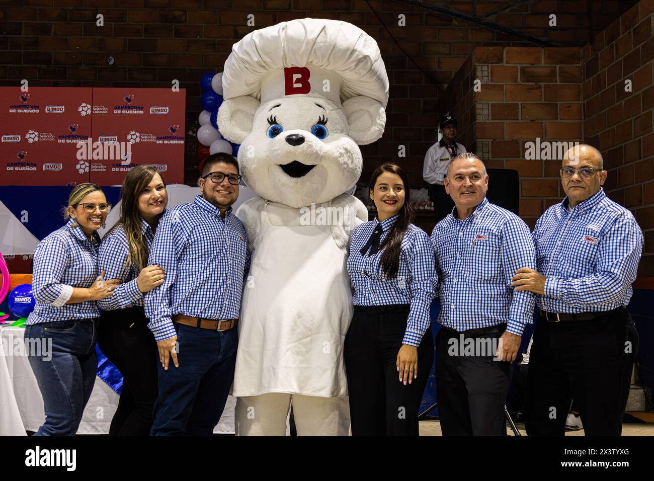 Medellin, Colombia. 25 aprile 2024. Diverse donne giocatrici e membri partecipano all'evento bimbo - Champions of Dreams - Campeonas de Sueños, dove circa 1800 ragazze provenienti da comunità vulnerabili beneficeranno della promozione dell'equità, dello sviluppo olistico, della nutrizione e dell'attività fisica. Il programma si concentra sul calcio femminile, sull'equità di genere e sull'educazione alla salute ormonale. Con un'enfasi sui valori e l'uguaglianza di genere, a Medellin, Colombia, 25 aprile 2024. Foto di: Juan J. Eraso/Long Visual Press credito: Long Visual Press/Alamy Live News Foto Stock