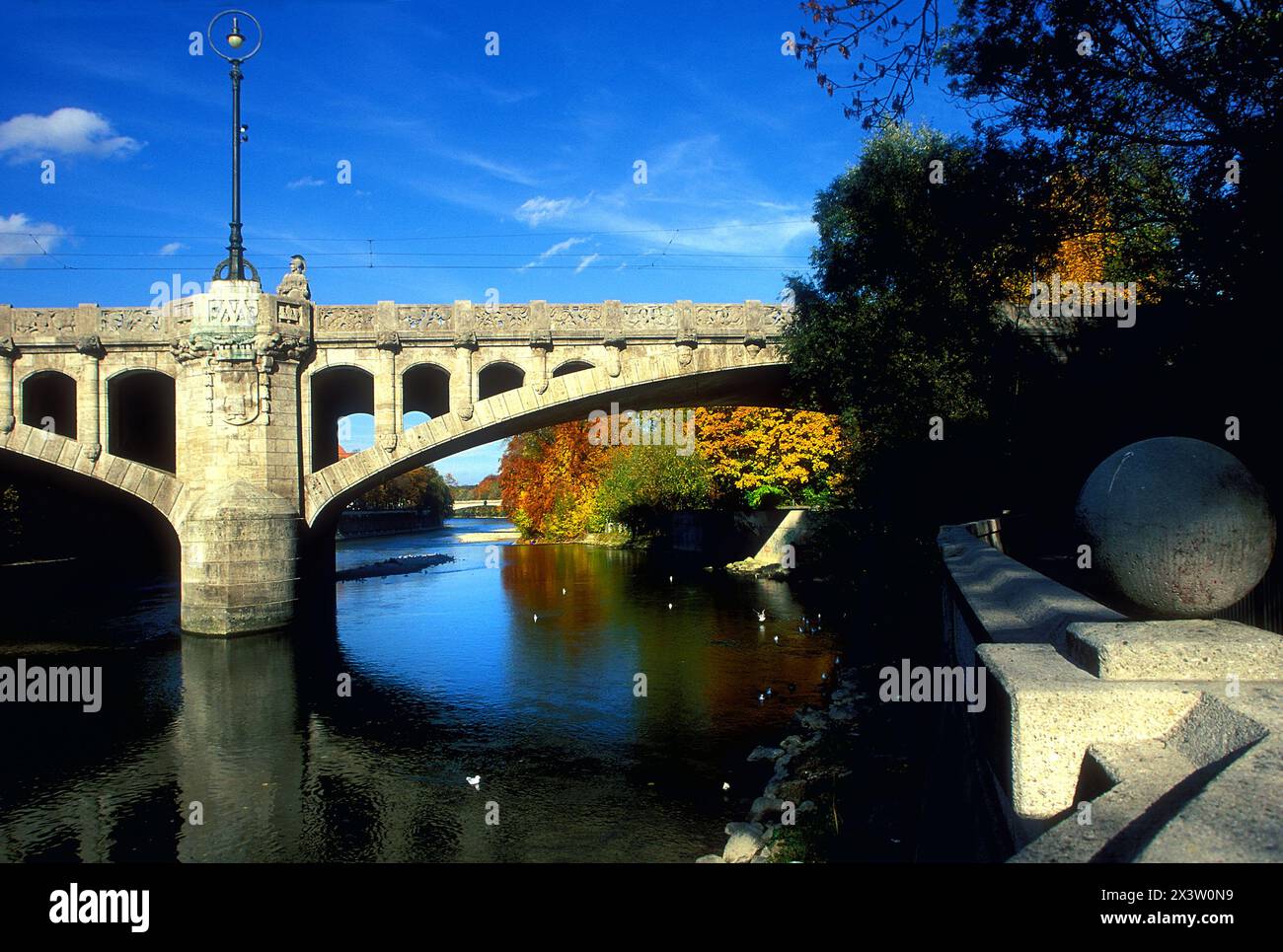 Ponte Massimiliano e fiume Isar, Monaco, Germania Foto Stock