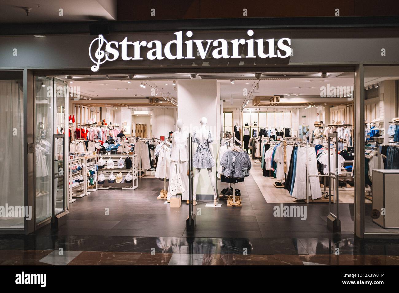 Ingresso e vetrina di un negozio Stradivari. Foto Stock