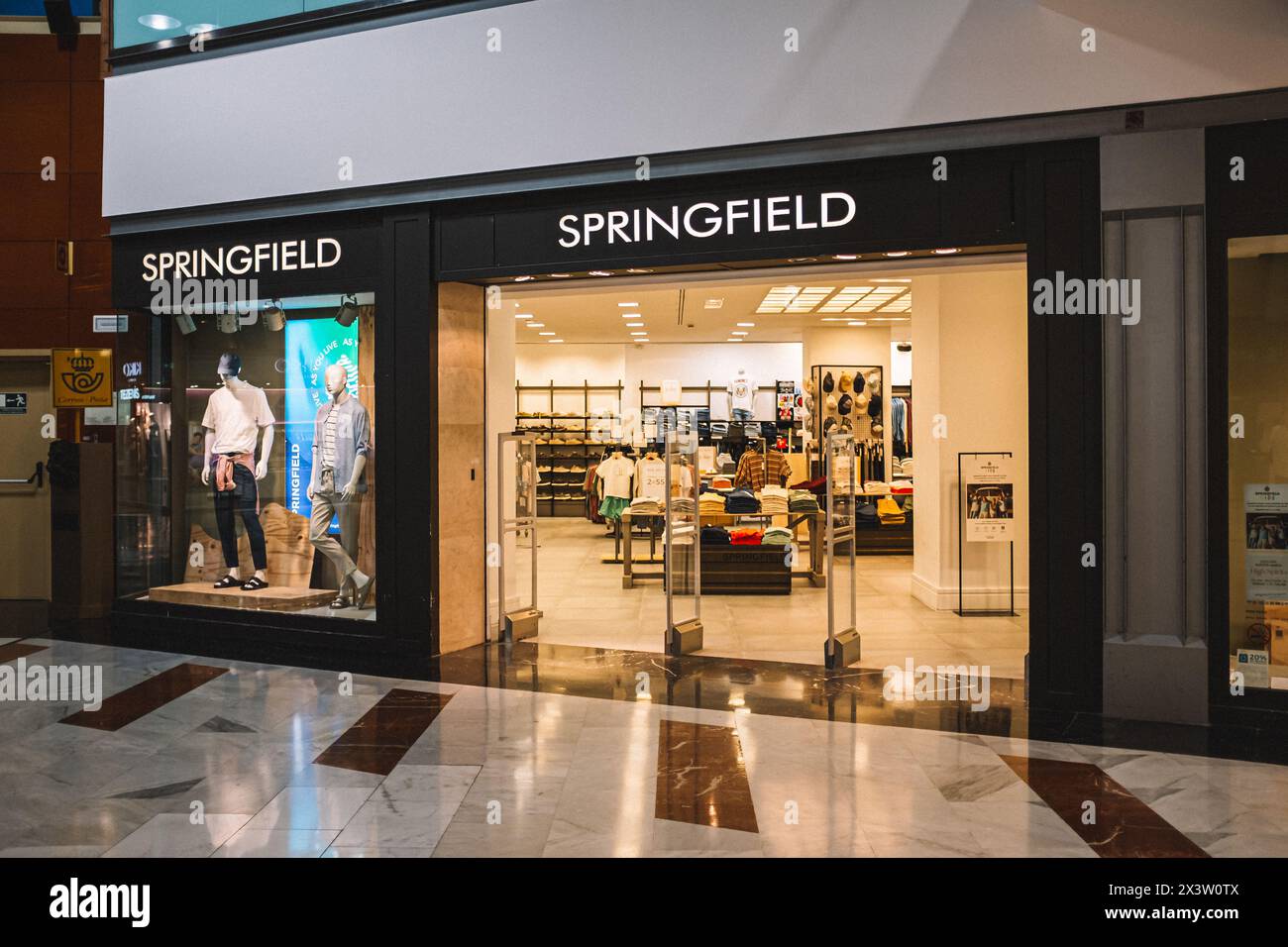 Ingresso e vetrina di un negozio Springfield. Foto Stock