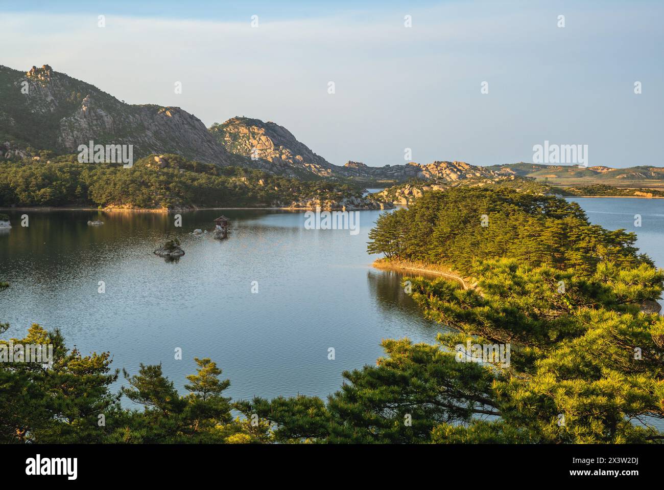 Scenario del Lago Samilpo nella regione turistica del Monte Kumgang a Kangwondo, corea del Nord Foto Stock