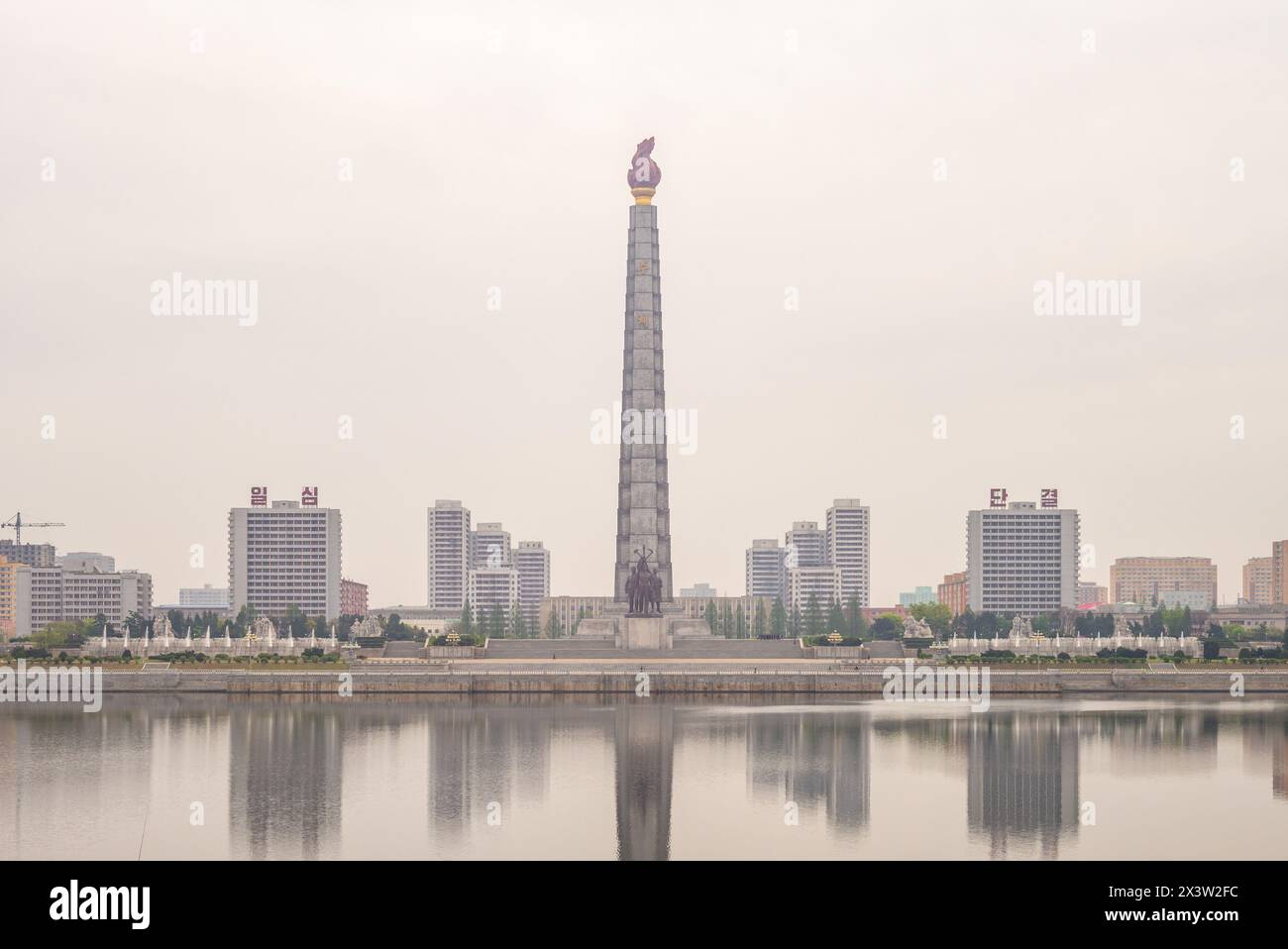 29 aprile 2019: La torre Juche e il monumento che accompagna il Partito operaio di Corea situato a Pyongyang, la capitale della Corea del Nord. la giudice Foto Stock