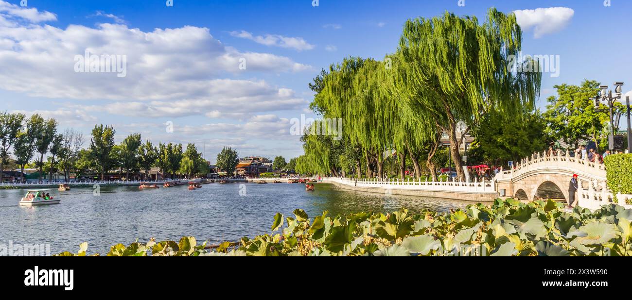 Panorama di salici e ponte ad arco sul lago Qianhai a Pechino, Cina Foto Stock