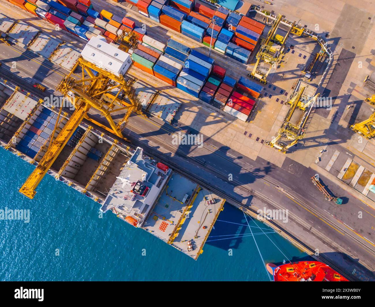 Vista aerea di navi da carico e container nel porto, scarico e carico con gru speciale. Foto Stock