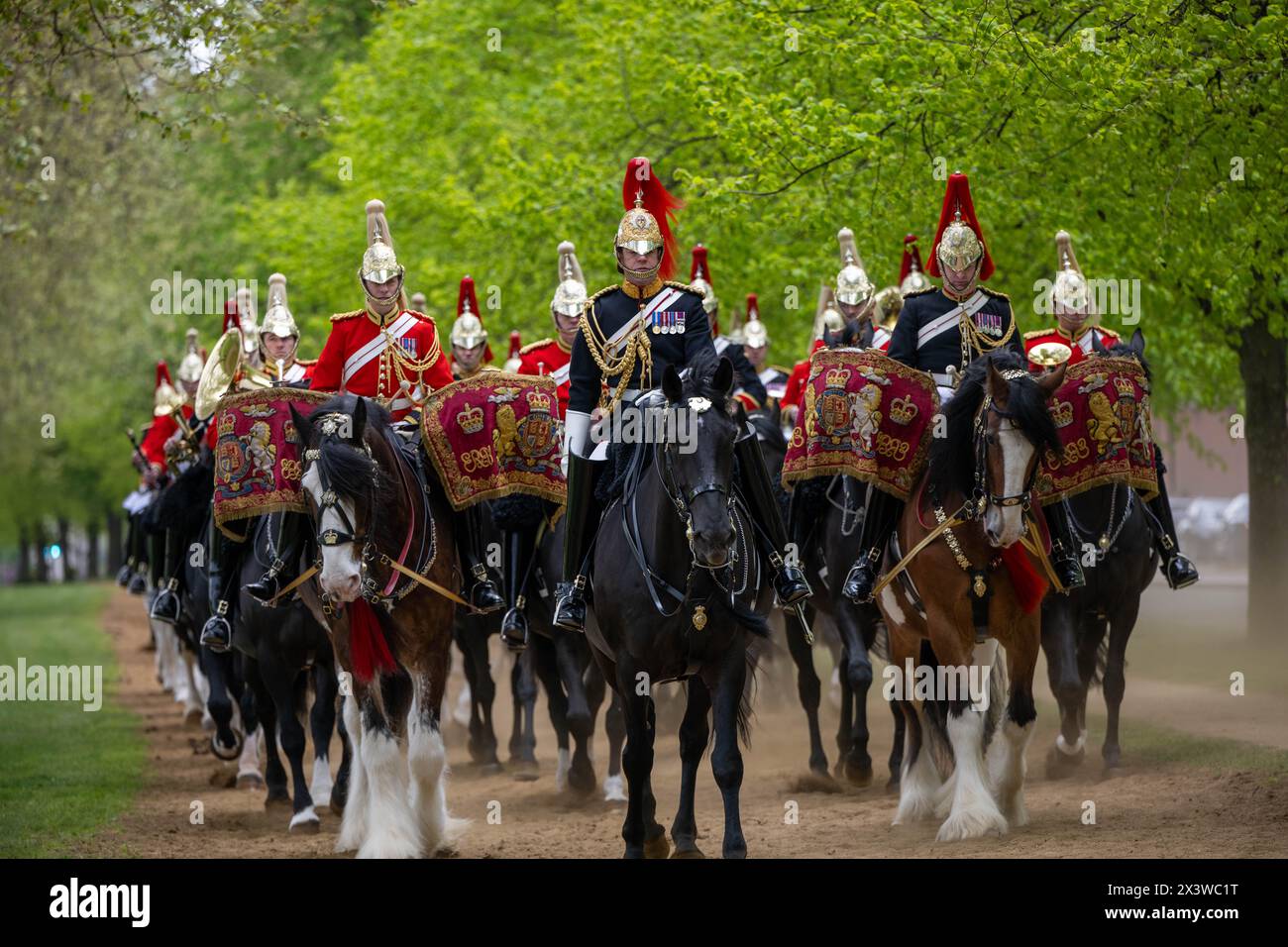 Un ufficiale guida la cavalleria l'ispezione annuale del Major General del Household Cavalry Mounted Regiment è il test finale per l'unità cerimoniale più spettacolare e impegnativa dell'esercito britannico. E' un test che devono superare per partecipare alle prossime funzioni cerimoniali di Stato. Circa 170 cavalli e personale del Household Cavalry Mounted Regiment lasciano la caserma di Knightsbridge e si dirigono verso l'area "Football Pitch" di Hyde Park per formare e essere ispezionati dall'ufficiale generale che comanda la divisione Household. Sono accompagnati dalla banda montata della Household Cavalry con Foto Stock