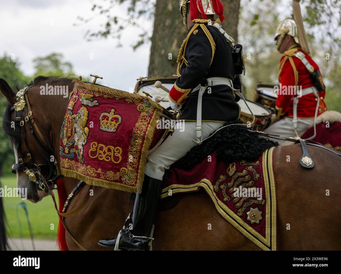 I tamburi del bollitore forniscono sia il ritmo della parata che l'invio di comandi alle truppe l'ispezione annuale del Major General del Household Cavalry Mounted Regiment è la prova finale per l'unità cerimoniale più spettacolare e impegnativa dell'esercito britannico. E' un test che devono superare per partecipare alle prossime funzioni cerimoniali di Stato. Circa 170 cavalli e personale del Household Cavalry Mounted Regiment lasciano la caserma di Knightsbridge e si dirigono verso l'area "Football Pitch" di Hyde Park per formare e essere ispezionati dall'ufficiale generale che comanda la divisione Household. Loro Foto Stock