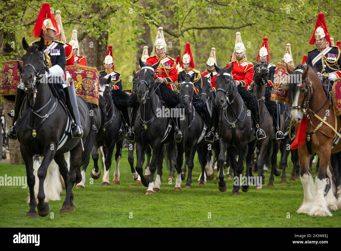 La banda montata lascia la parata l'ispezione annuale del Major General del Household Cavalry Mounted Regiment è il test finale per l'unità cerimoniale più spettacolare e impegnativa dell'esercito britannico. E' un test che devono superare per partecipare alle prossime funzioni cerimoniali di Stato. Circa 170 cavalli e personale del Household Cavalry Mounted Regiment lasciano la caserma di Knightsbridge e si dirigono verso l'area "Football Pitch" di Hyde Park per formare e essere ispezionati dall'ufficiale generale che comanda la divisione Household. Sono accompagnati dalla banda montata della Household Cavalry Foto Stock