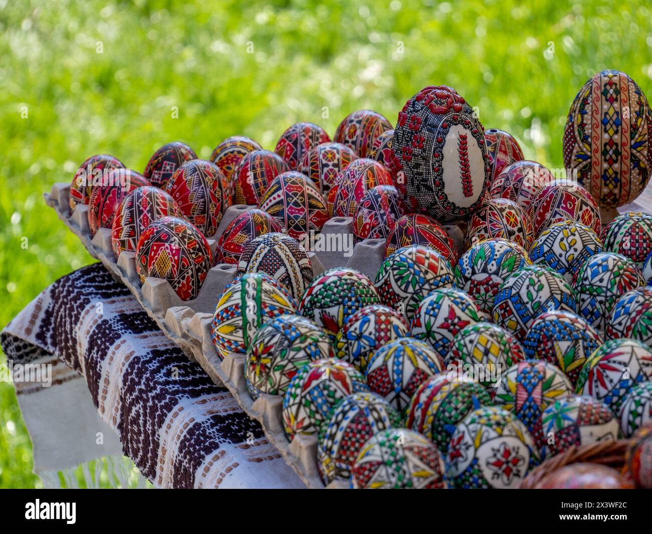 gruppo di uova di pasqua ortodosse rumene decorate in mostra Foto Stock