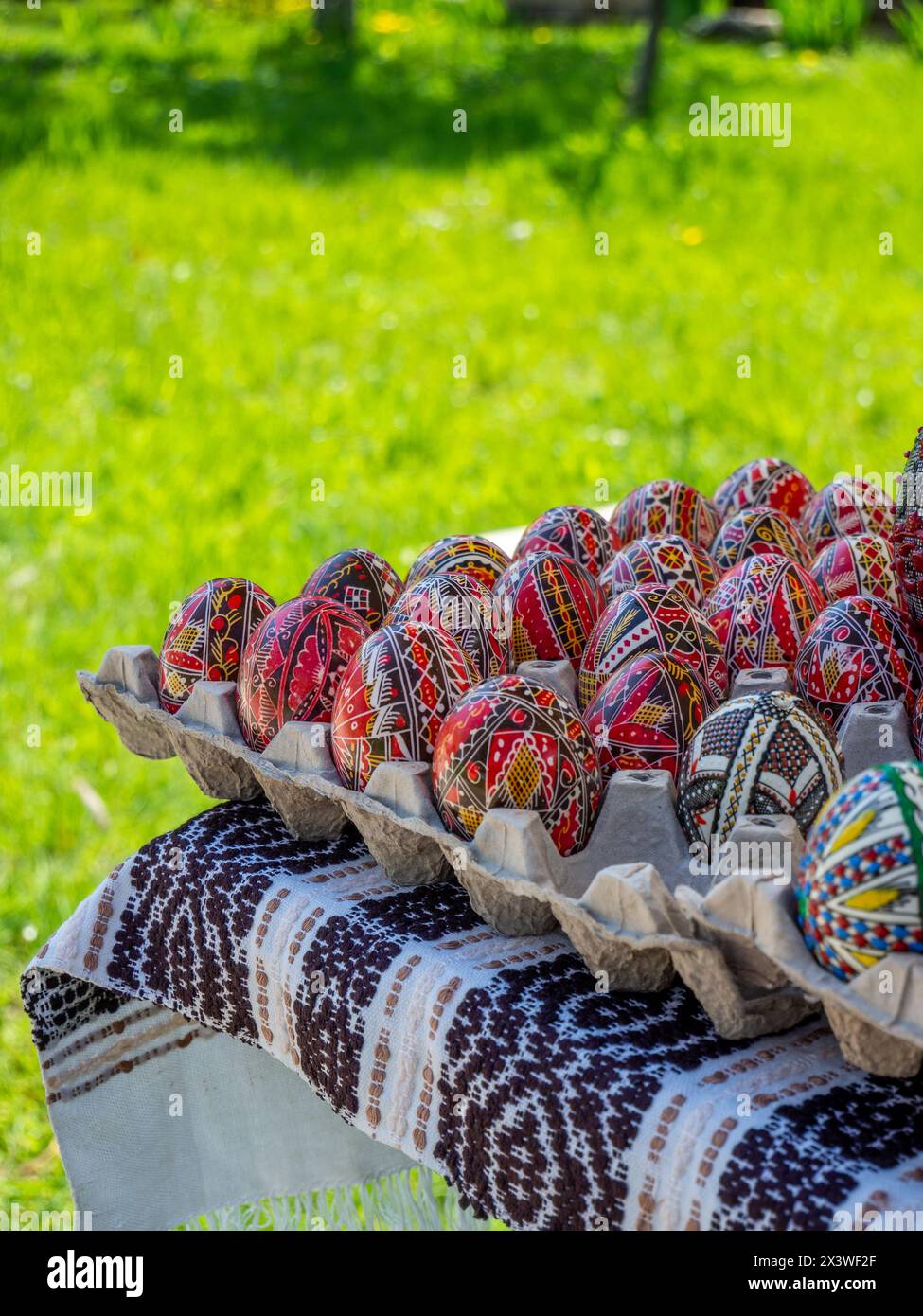 gruppo di uova di pasqua ortodosse rumene decorate in mostra Foto Stock