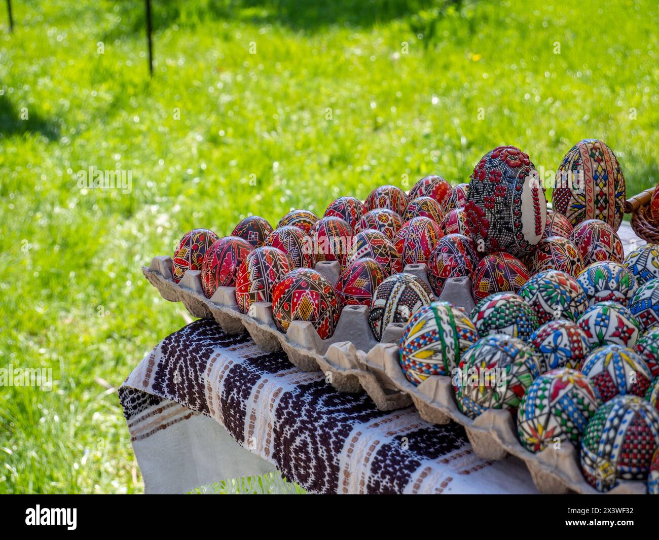gruppo di uova di pasqua ortodosse rumene decorate in mostra Foto Stock