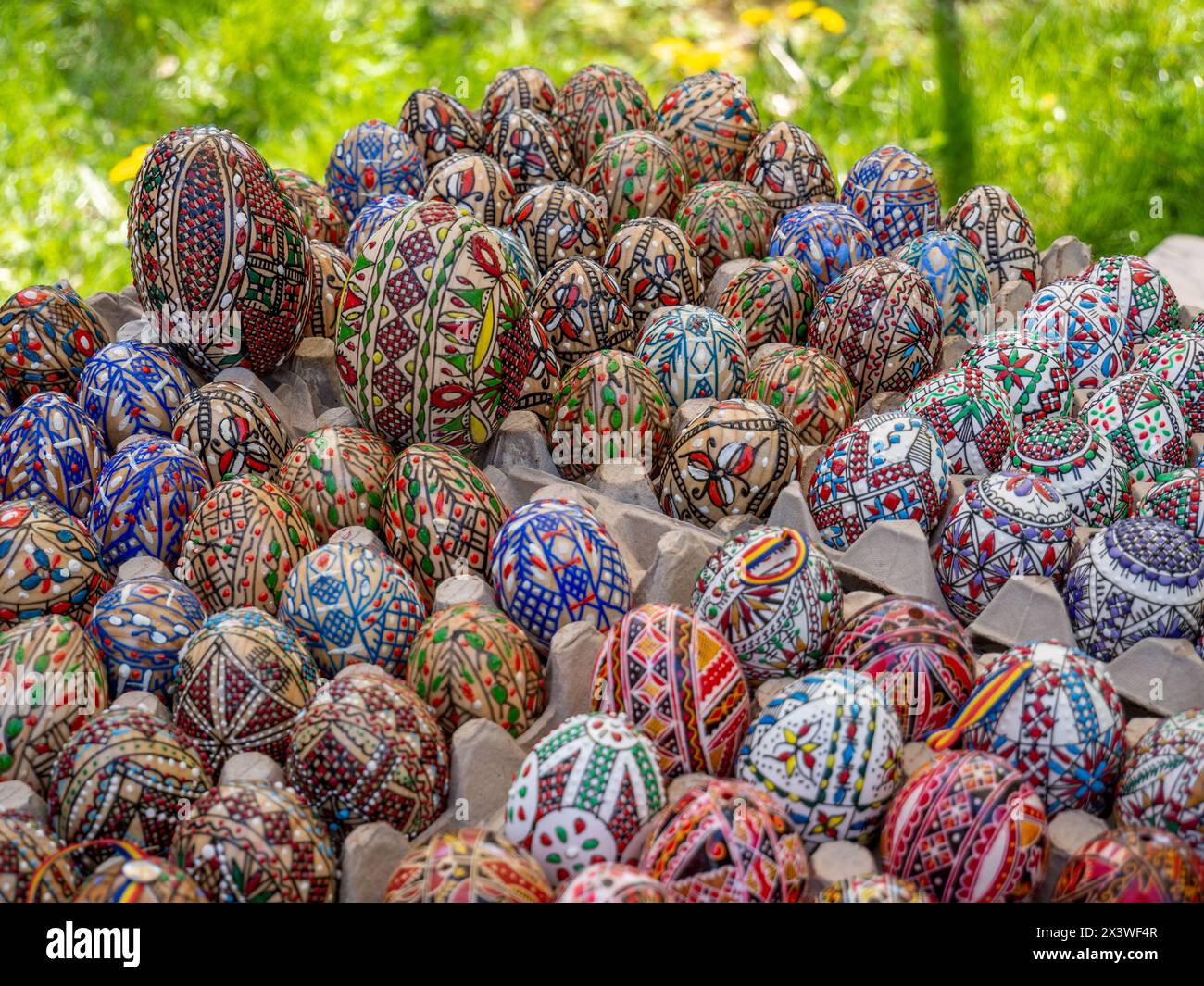 gruppo di uova di pasqua ortodosse rumene decorate in mostra Foto Stock