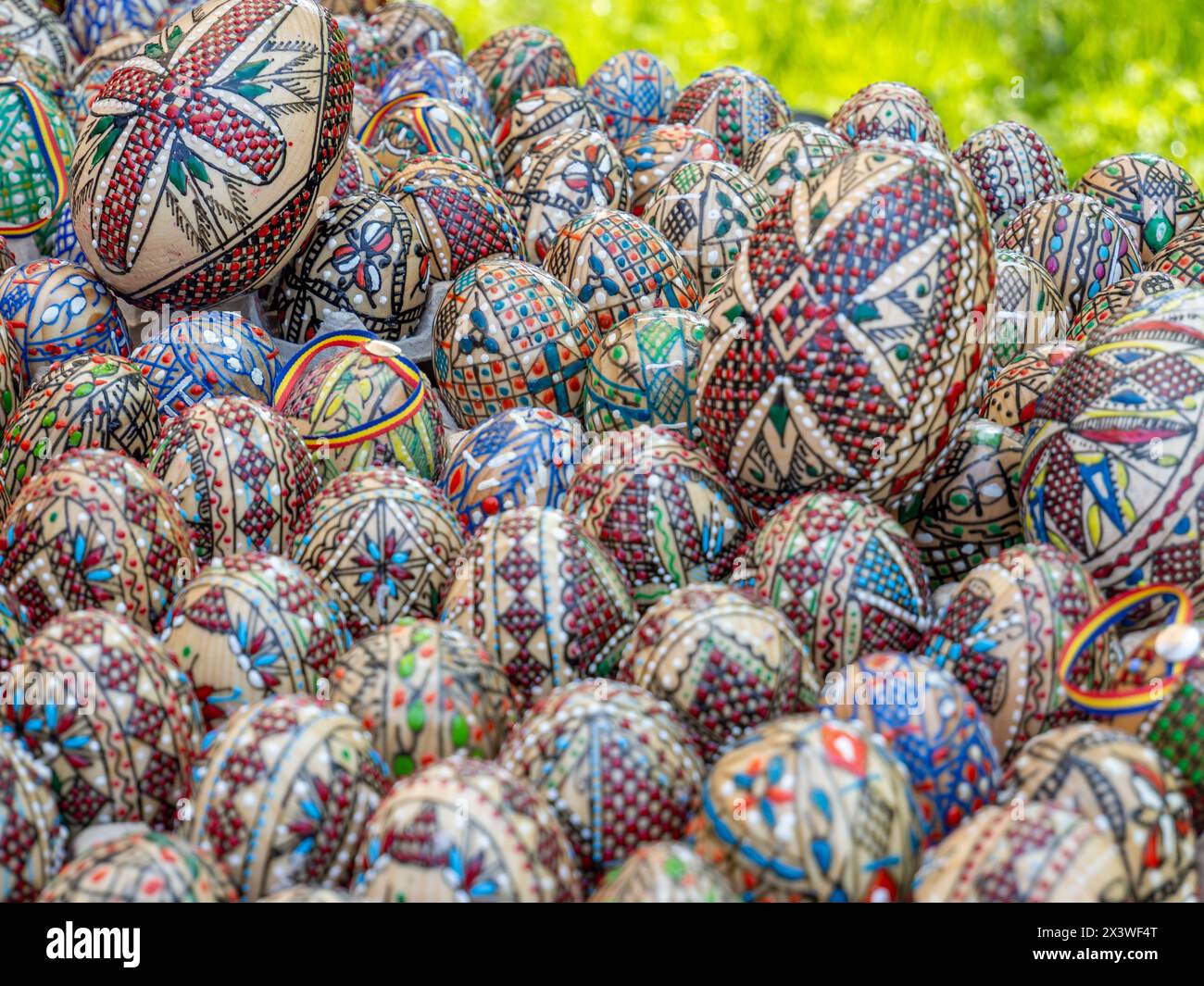 gruppo di uova di pasqua ortodosse rumene decorate in mostra Foto Stock