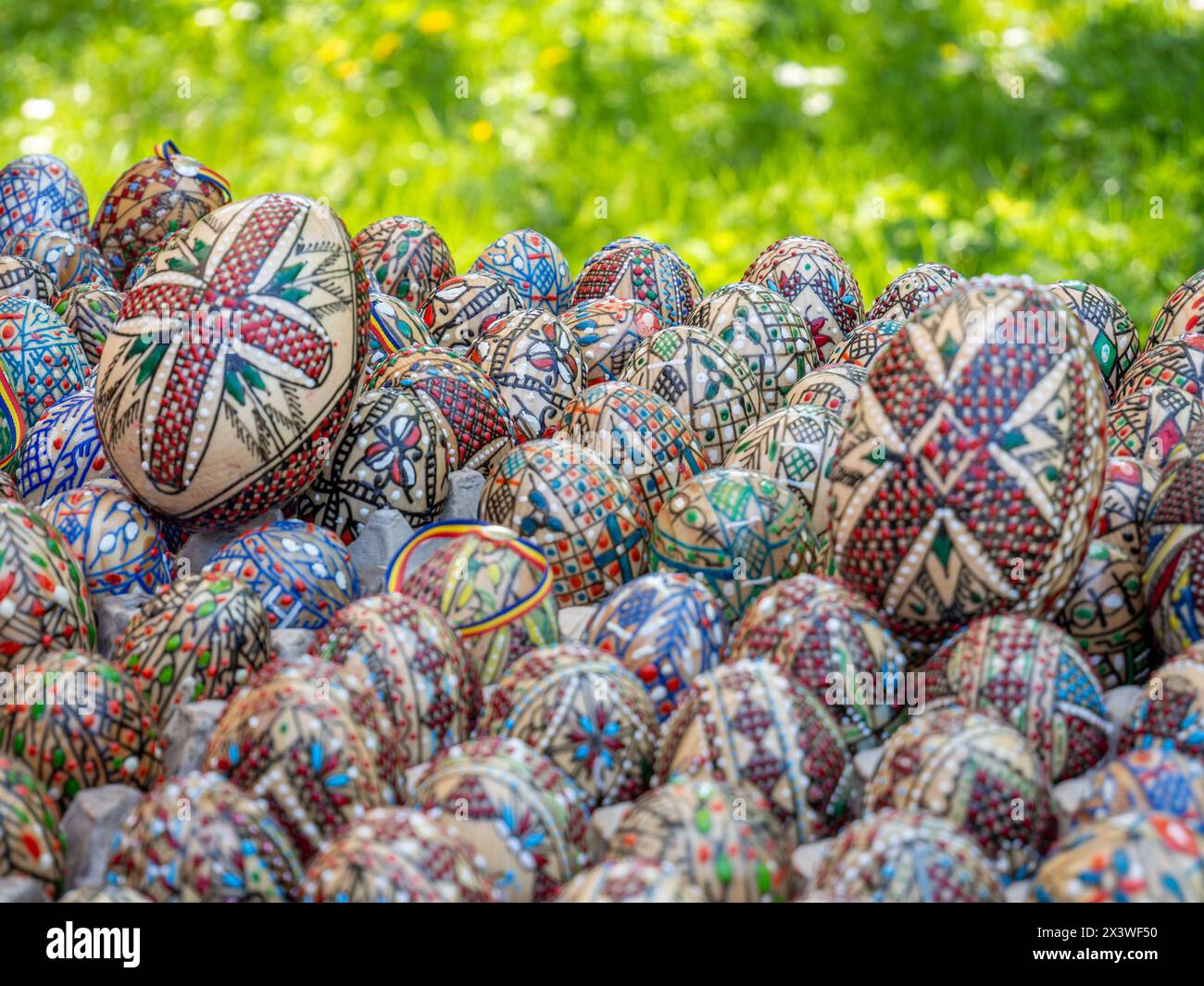 gruppo di uova di pasqua ortodosse rumene decorate in mostra Foto Stock