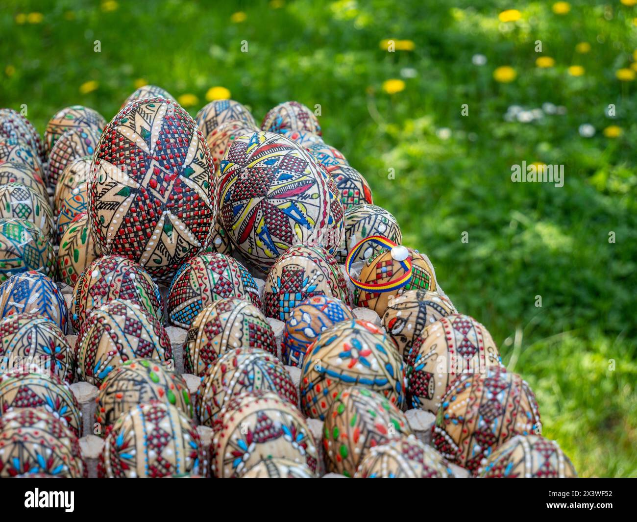gruppo di uova di pasqua ortodosse rumene decorate in mostra Foto Stock