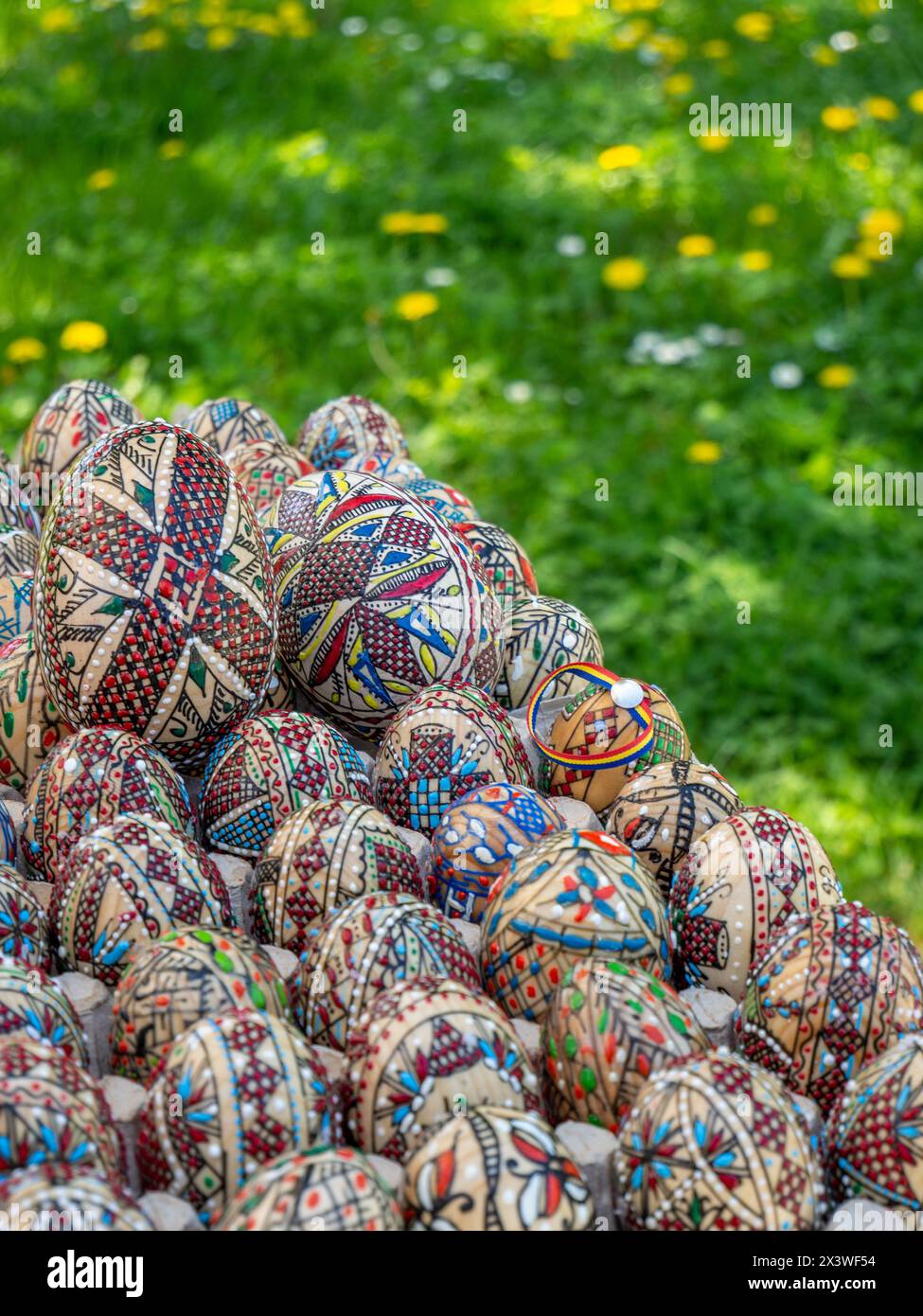 gruppo di uova di pasqua ortodosse rumene decorate in mostra Foto Stock