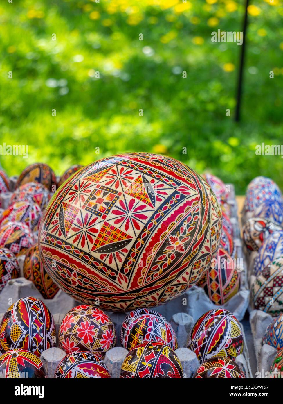gruppo di uova di pasqua ortodosse rumene decorate in mostra Foto Stock