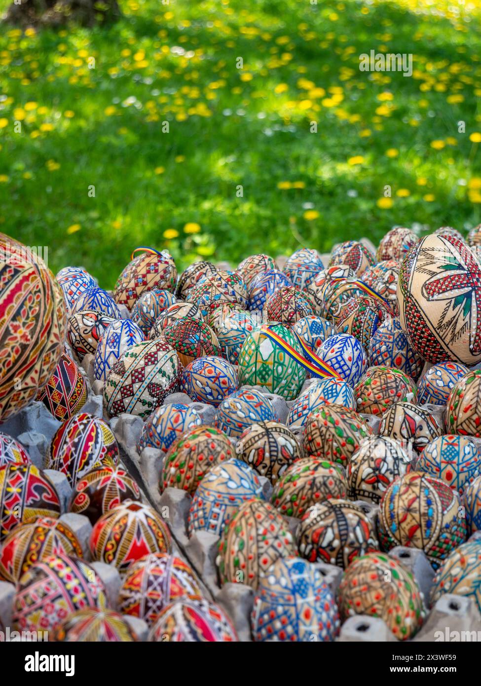 gruppo di uova di pasqua ortodosse rumene decorate in mostra Foto Stock