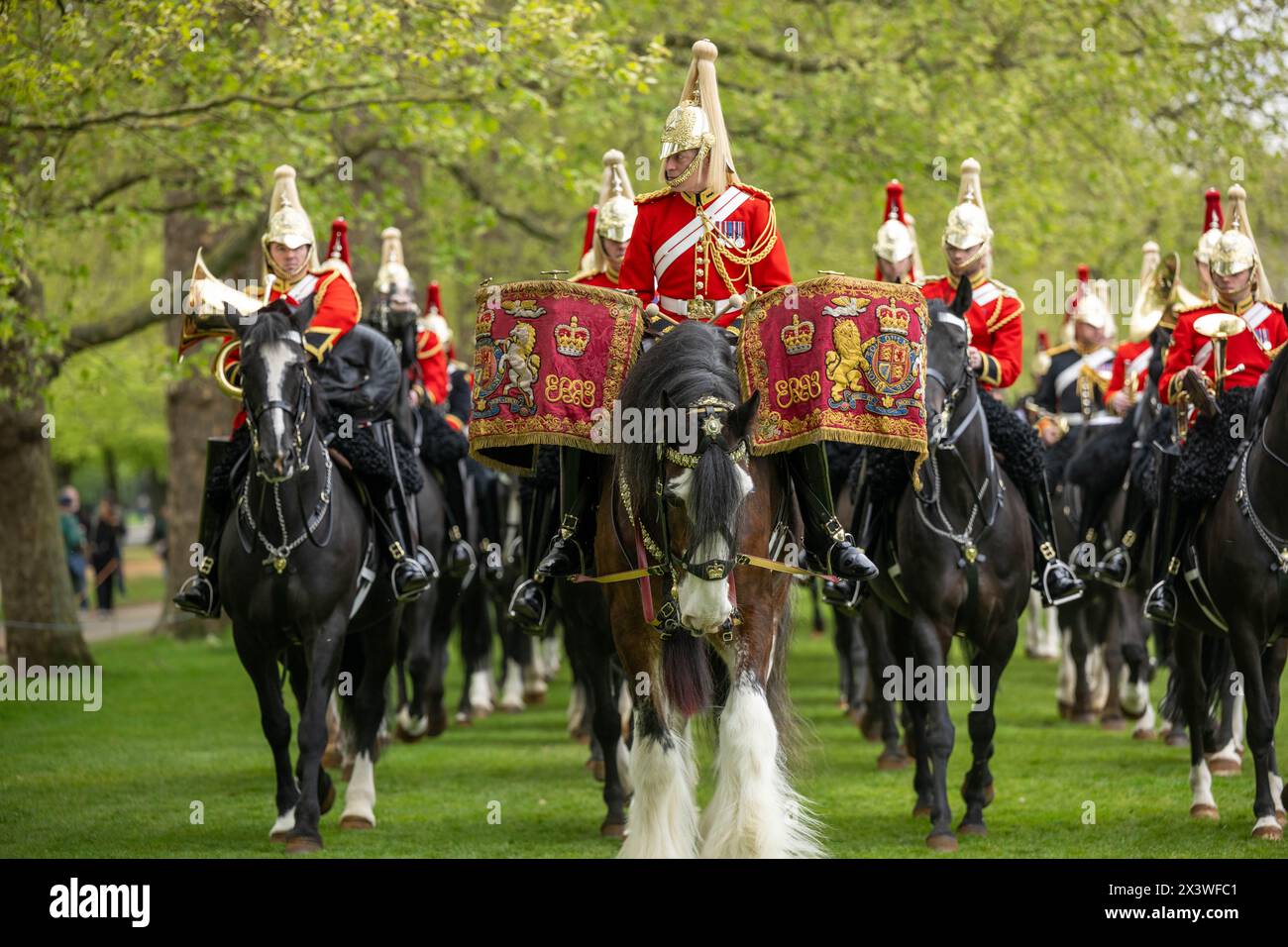 Londra, Regno Unito. 25 aprile 2024. I tamburi Kettle hanno battuto la banda montata durante l'ispezione annuale del Major General del Household Cavalry Mounted Regiment, che è il test finale per l'unità cerimoniale più spettacolare e impegnativa dell'esercito britannico. E' un test che devono superare per partecipare alle prossime funzioni cerimoniali di Stato. Circa 170 cavalli e personale del Housery Cavalry Mounted Regiment lasciano la caserma di Knightsbridge e si dirigono verso l'area di "campo da calcio" di Hyde Park per formare e essere ispezionati dall'ufficiale generale che comanda la Househo Foto Stock