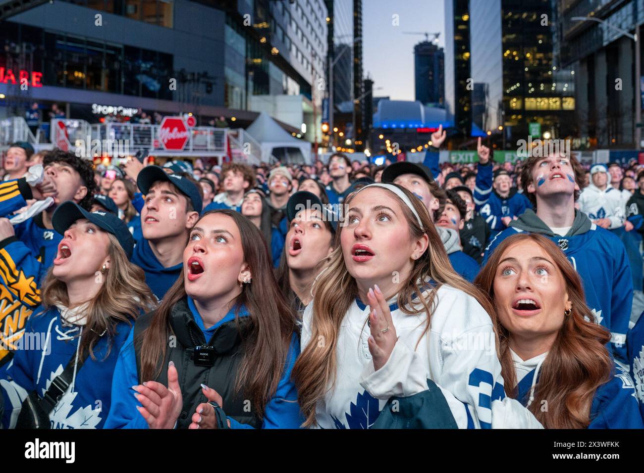 24 aprile 2024, Toronto, Ontario, Canada: I tifosi si riuniscono a Maple Leaf Square fuori Scotibank Arena, guardando il primo turno, la partita di playoff di gara 4 dei Toronto Maple Leafs contro i Boston Bruins su uno schermo gigante. Durante le partite di playoff dei Toronto Maple Leafs, Maple Leaf Square si trasforma in un mare di blu e bianco, riecheggiando i canti dei tifosi appassionati che si radunano con entusiasmo dietro la ricerca della vittoria della loro squadra. L'atmosfera elettrica irradia attesa ed eccitazione, creando ricordi indimenticabili sia per i sostenitori che per gli osservatori occasionali. (Immagine di credito: © Shawn Goldberg/SOPA IM Foto Stock