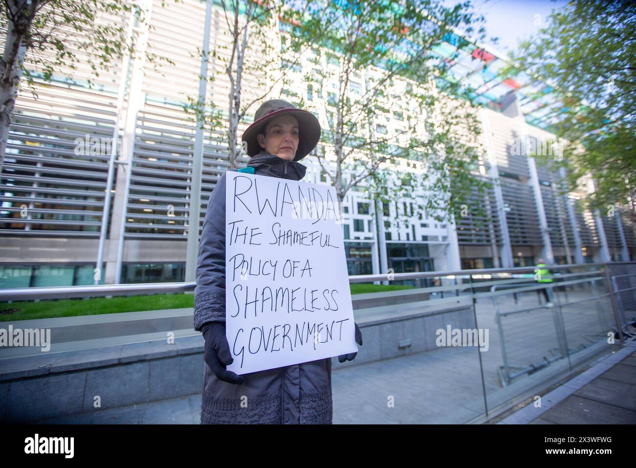 Londra, Inghilterra, Regno Unito. 29 aprile 2024. Un manifestante si trova al di fuori del British Home Office con un cartello contro i piani di espulsione del governo in Ruanda tra i rapporti che la polizia si prepara a trattenere i richiedenti asilo destinati a essere inviati in Ruanda. (Credit Image: © Tayfun Salci/ZUMA Press Wire) SOLO PER USO EDITORIALE! Non per USO commerciale! Crediti: ZUMA Press, Inc./Alamy Live News Foto Stock