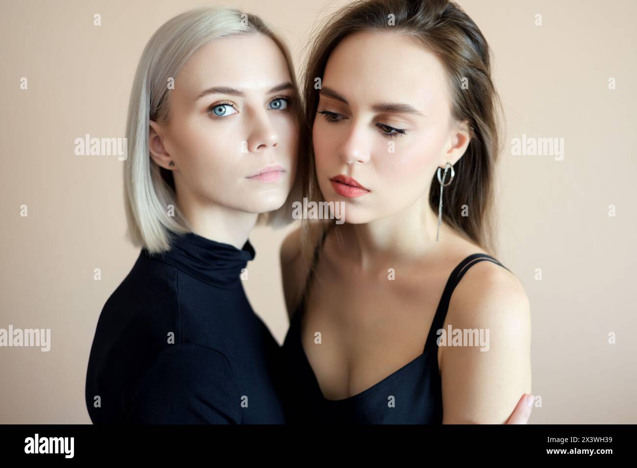 Due giovani donne su sfondo chiaro. Foto Stock