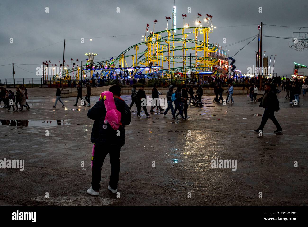 Le persone visitano un parco divertimenti situato nel Parc del Forum di Barcellona in occasione della celebrazione della Fiera di aprile (Feria de Abril). La Feria de Abril di Barcellona è una festa folcloristica di radici andaluse che è stata celebrata in Catalogna per quasi 50 anni. Foto Stock